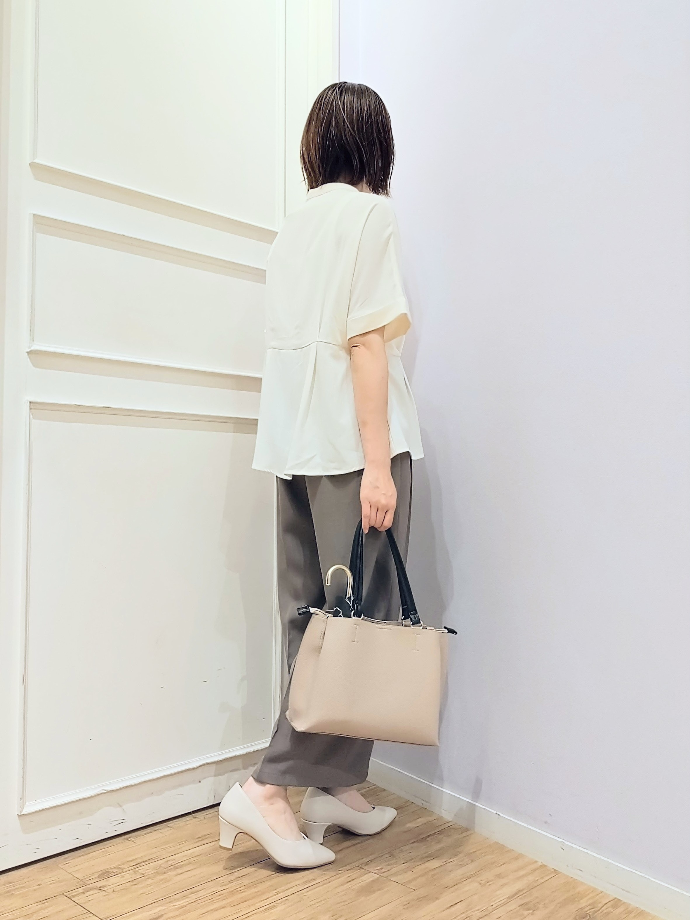 miomioさんの「SHOO･LA･RUE｜【UV/通勤】洗濯後しわになりにくい インしない ウエストタックペプラムブラウス」を使ったコーディネート