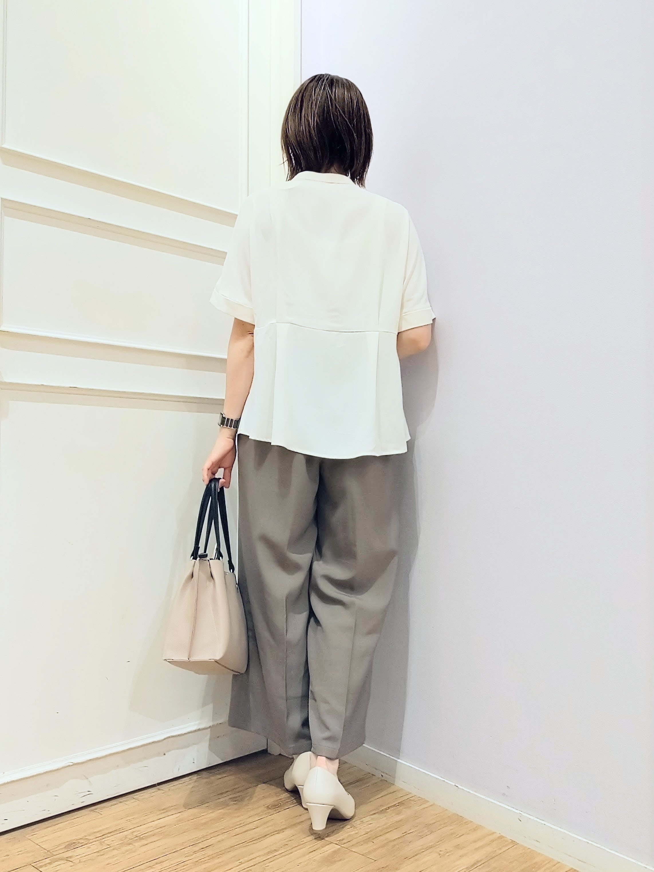 miomioさんの「SHOO･LA･RUE｜【UV/通勤】洗濯後しわになりにくい インしない ウエストタックペプラムブラウス」を使ったコーディネート