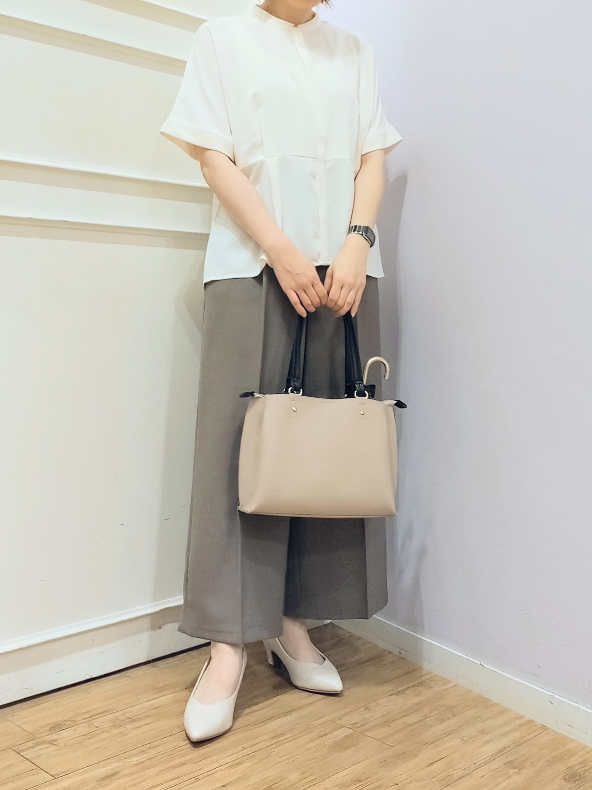 miomioさんの「SHOO･LA･RUE｜【UV/通勤】洗濯後しわになりにくい インしない ウエストタックペプラムブラウス」を使ったコーディネート