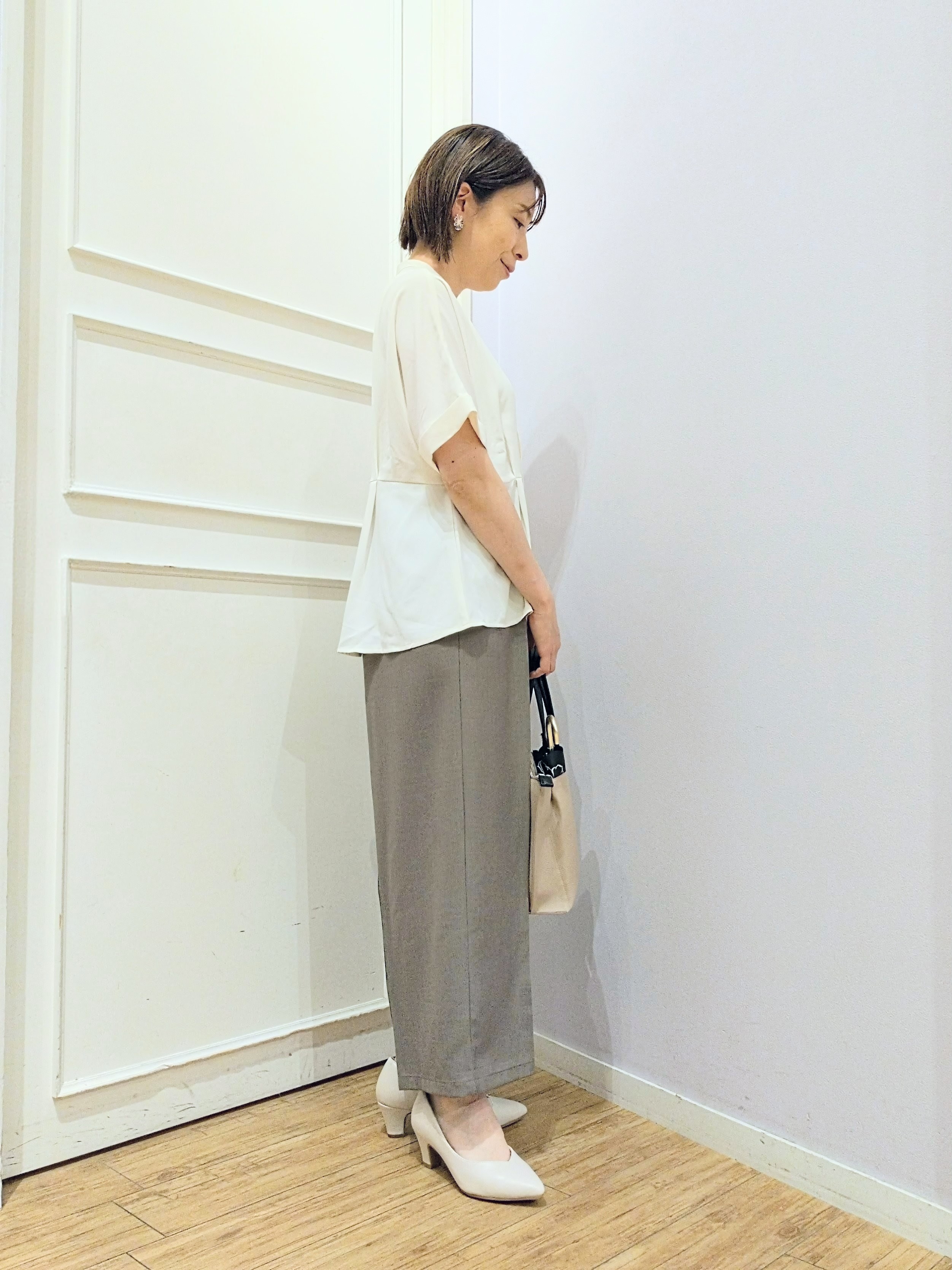 miomioさんの「SHOO･LA･RUE｜【UV/通勤】洗濯後しわになりにくい インしない ウエストタックペプラムブラウス」を使ったコーディネート