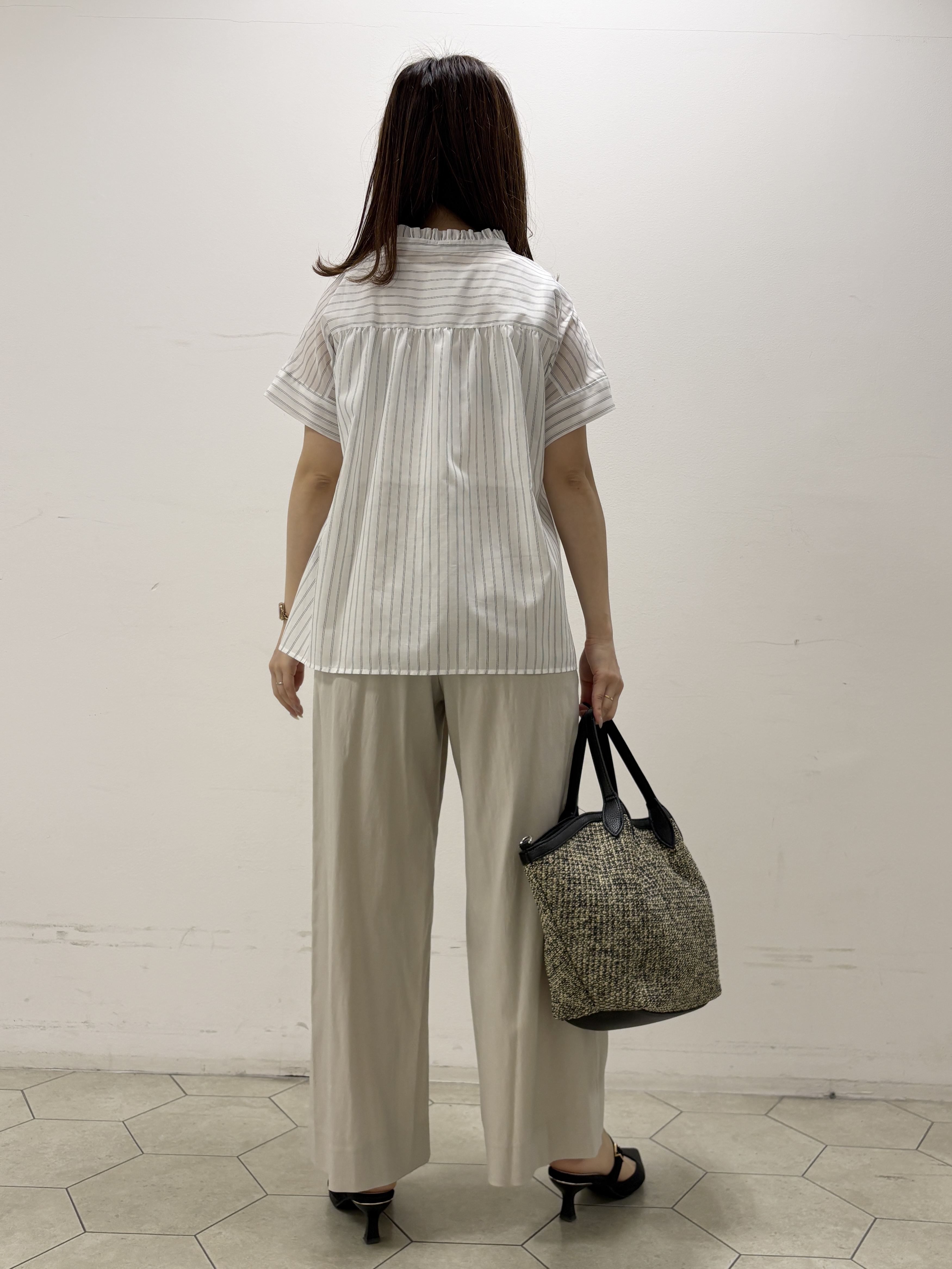 kahoさんの「INDIVI｜【洗える／軽やか】フリル衿ギャザーブラウス」を使ったコーディネート