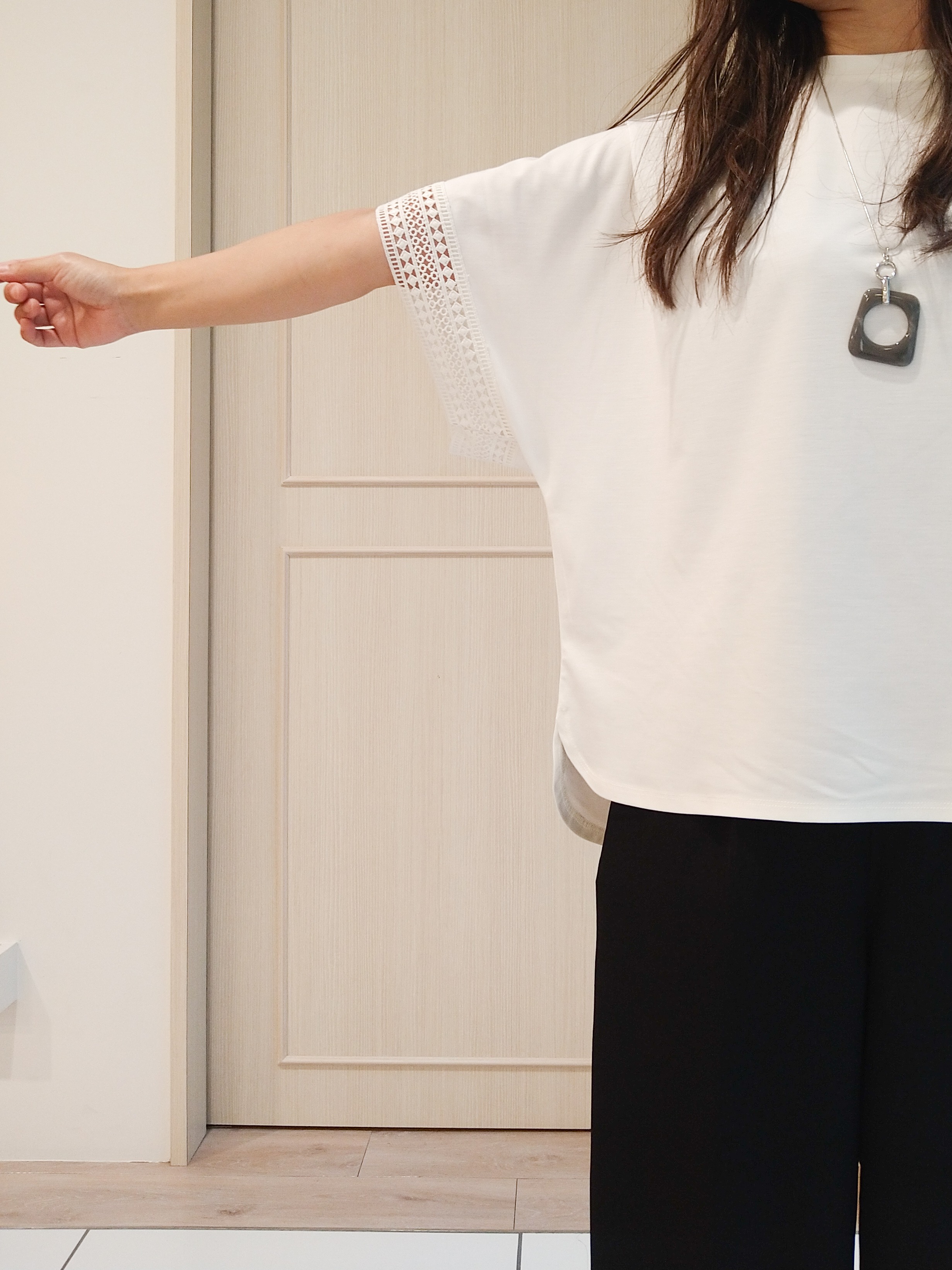 mi-saさんの「SHOO･LA･RUE｜【UV/洗濯機可/体型カバー】ヒップ周りが隠せる お袖レースTシャツ」を使ったコーディネート