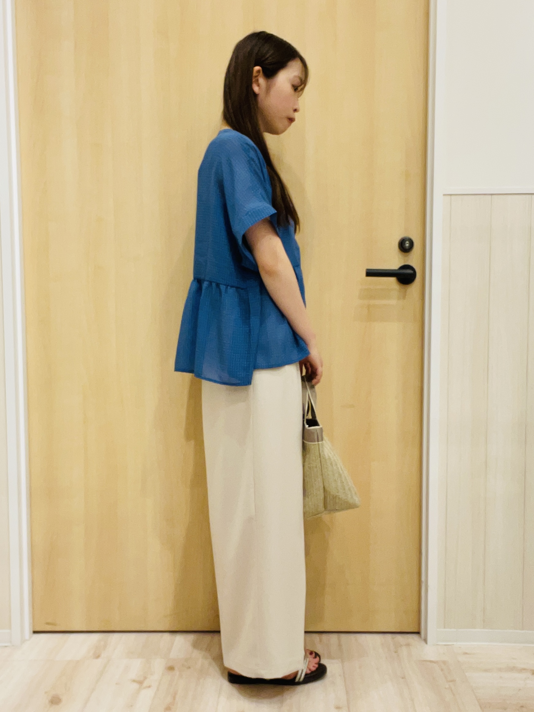 minamiさんの「SHOO･LA･RUE｜【体型カバー/洗濯機可】二の腕とお腹周りが隠せる シアーペプラムブラウス」を使ったコーディネート