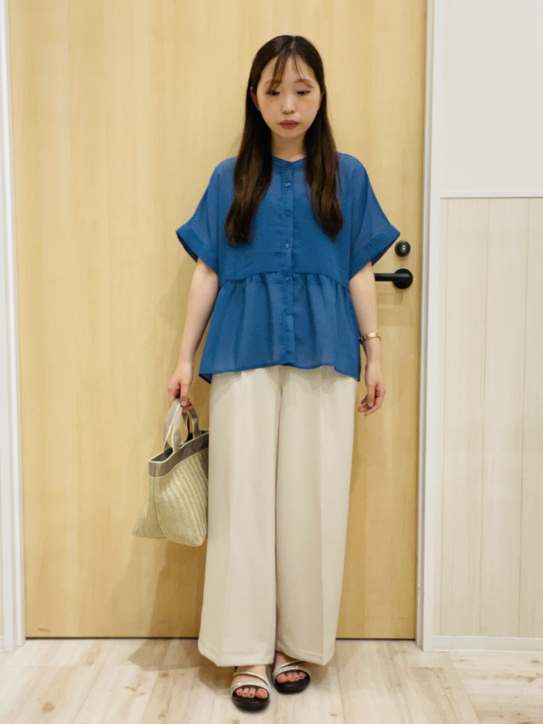 minamiさんの「SHOO･LA･RUE｜【体型カバー/洗濯機可】二の腕とお腹周りが隠せる シアーペプラムブラウス」を使ったコーディネート