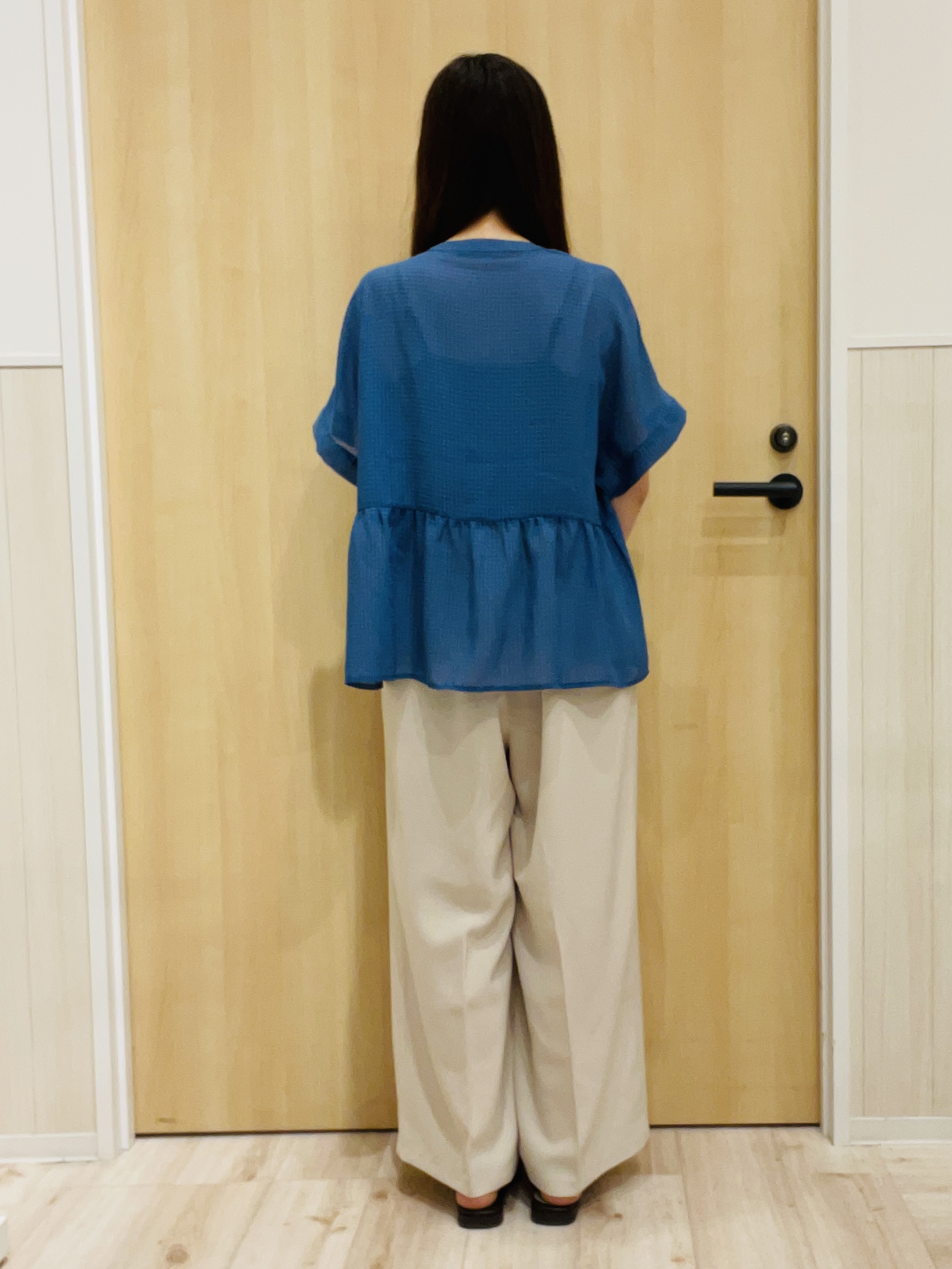 minamiさんの「SHOO･LA･RUE｜【体型カバー/洗濯機可】二の腕とお腹周りが隠せる シアーペプラムブラウス」を使ったコーディネート