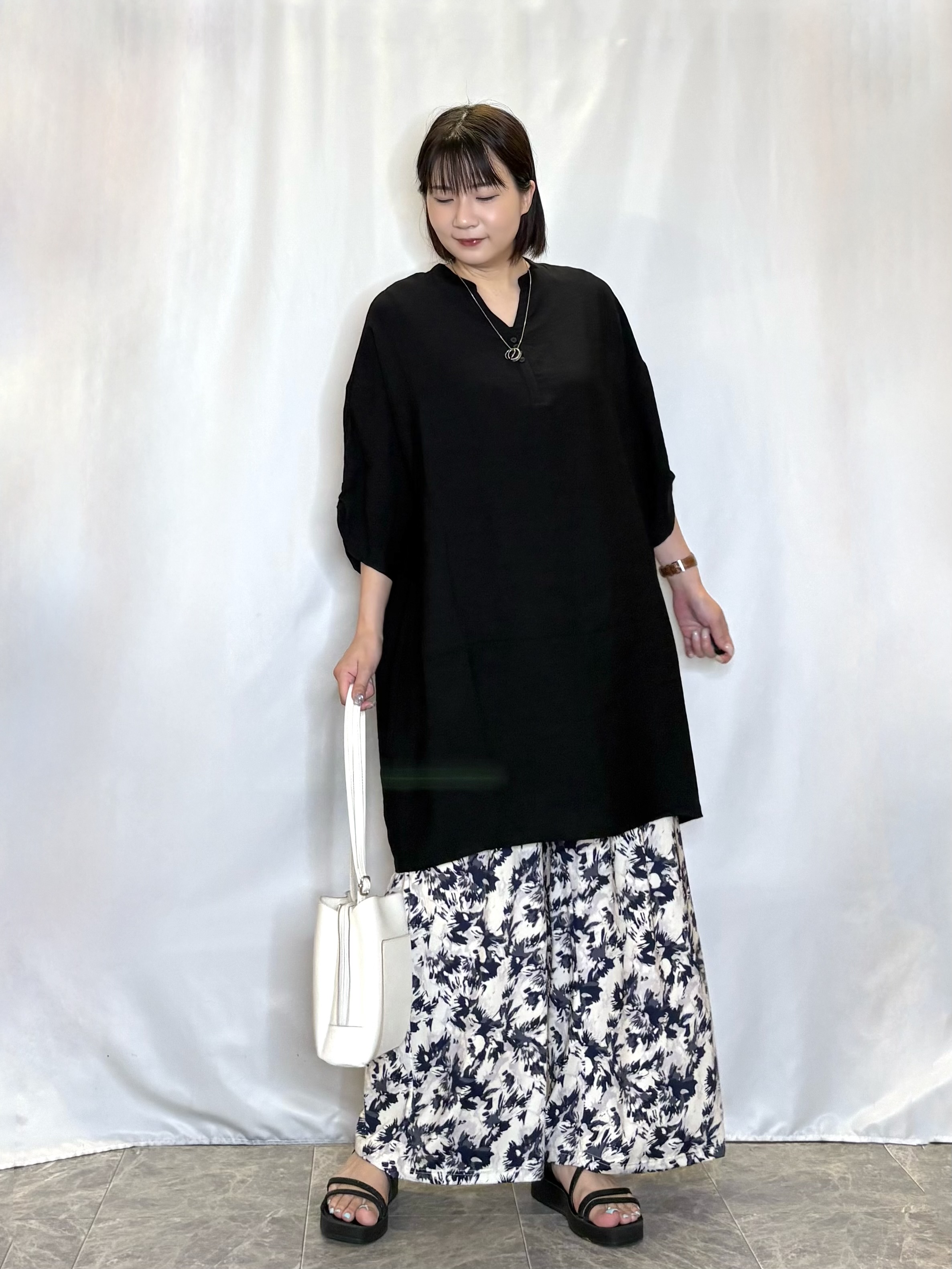 ネリさんの「SHOO･LA･RUE｜【S-LL/洗濯後しわになりにくい】ゆるっと体型カバー 7分袖コクーンチュニック」を使ったコーディネート