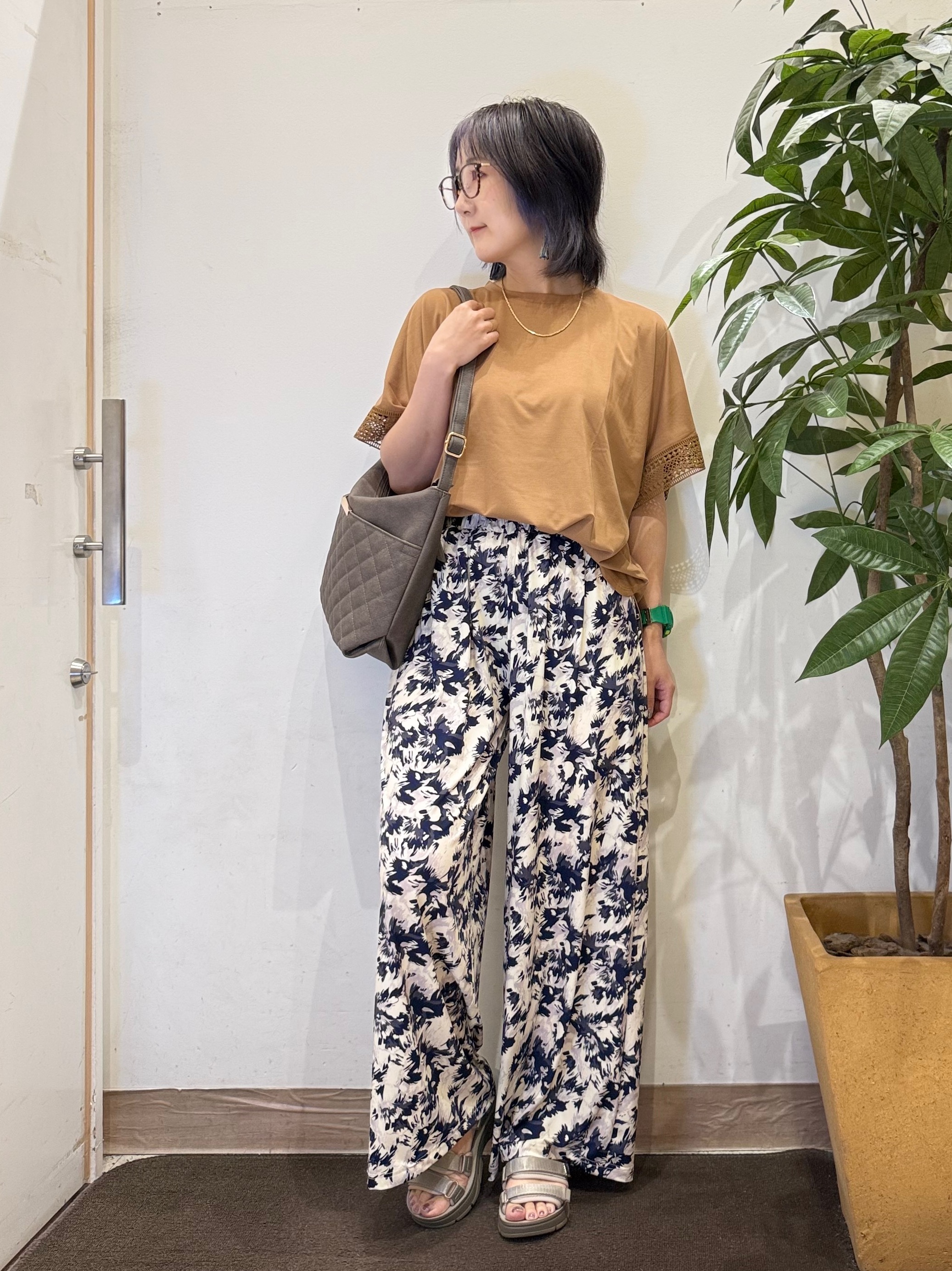 misakiさんの「SHOO･LA･RUE｜【UV/洗濯機可/体型カバー】ヒップ周りが隠せる お袖レースTシャツ」を使ったコーディネート