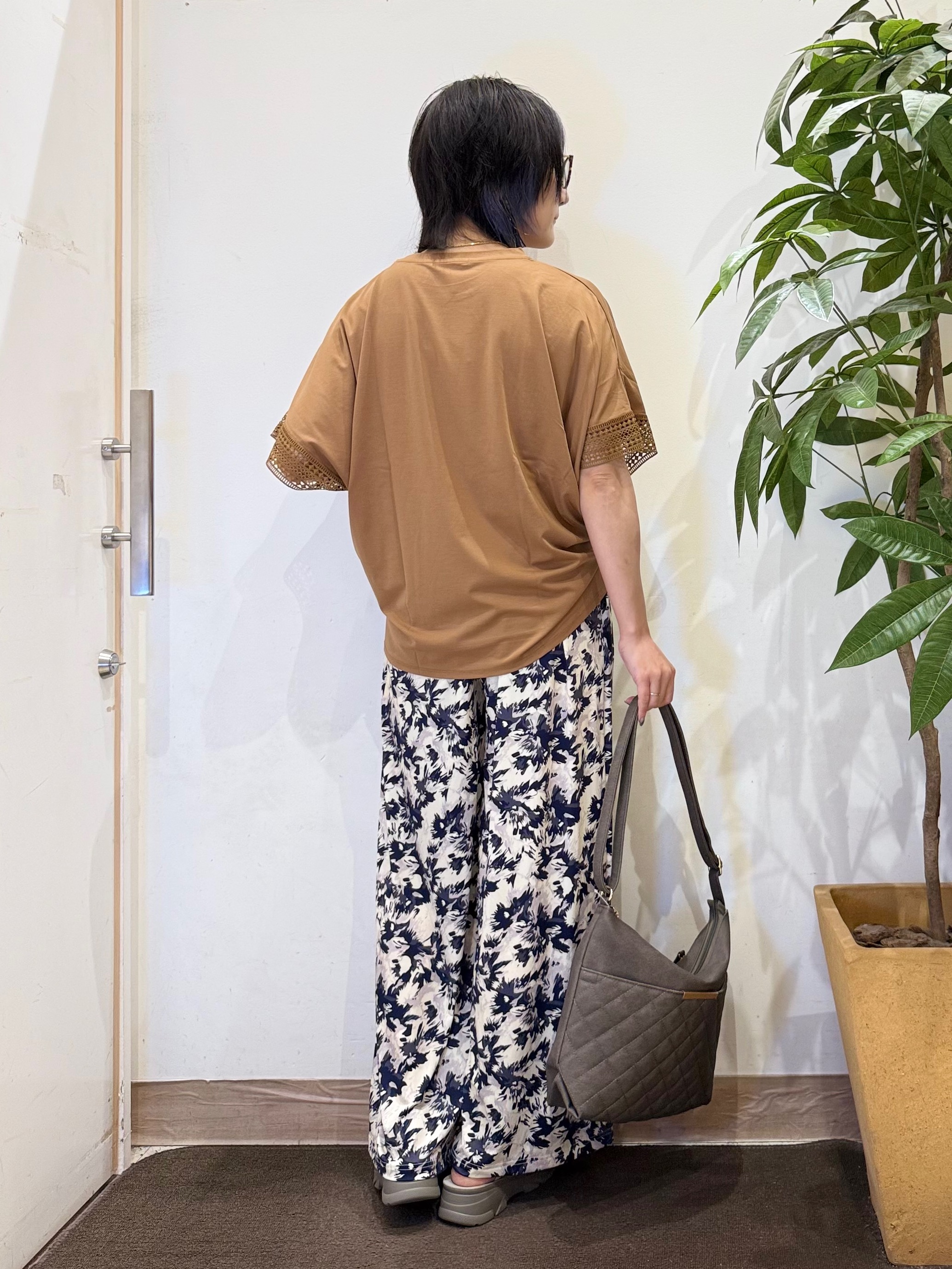 misakiさんの「SHOO･LA･RUE｜【UV/洗濯機可/体型カバー】ヒップ周りが隠せる お袖レースTシャツ」を使ったコーディネート