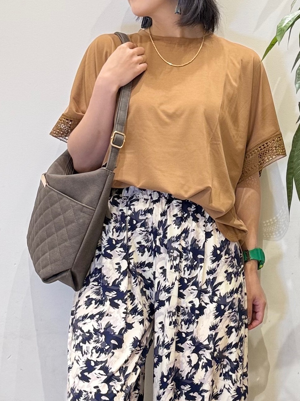 misakiさんの「SHOO･LA･RUE｜【UV/洗濯機可/体型カバー】ヒップ周りが隠せる お袖レースTシャツ」を使ったコーディネート