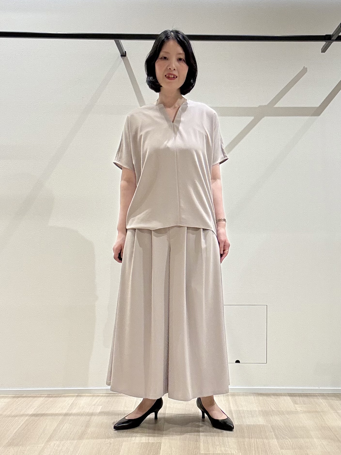 yさんの「UNTITLED｜【UV/接触冷感/セットアップ可】リラクシーキーVネックブラウス」を使ったコーディネート