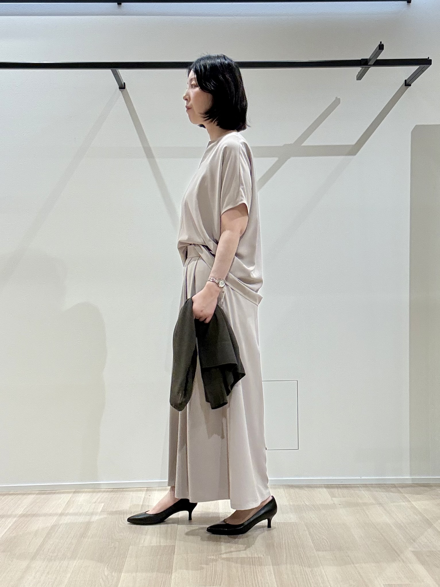 yさんの「UNTITLED｜【UV/接触冷感/セットアップ可】リラクシーキーVネックブラウス」を使ったコーディネート