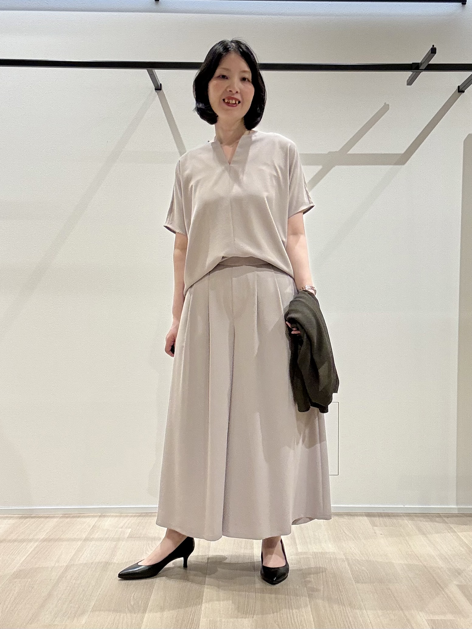 yさんの「UNTITLED｜【UV/接触冷感/セットアップ可】リラクシーキーVネックブラウス」を使ったコーディネート