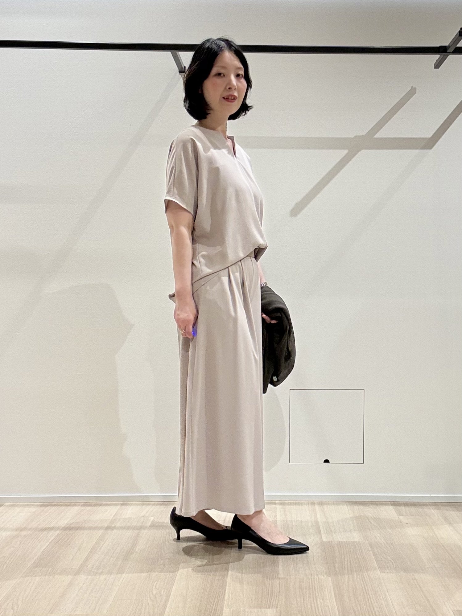 yさんの「UNTITLED｜【UV/接触冷感/セットアップ可】リラクシーキーVネックブラウス」を使ったコーディネート