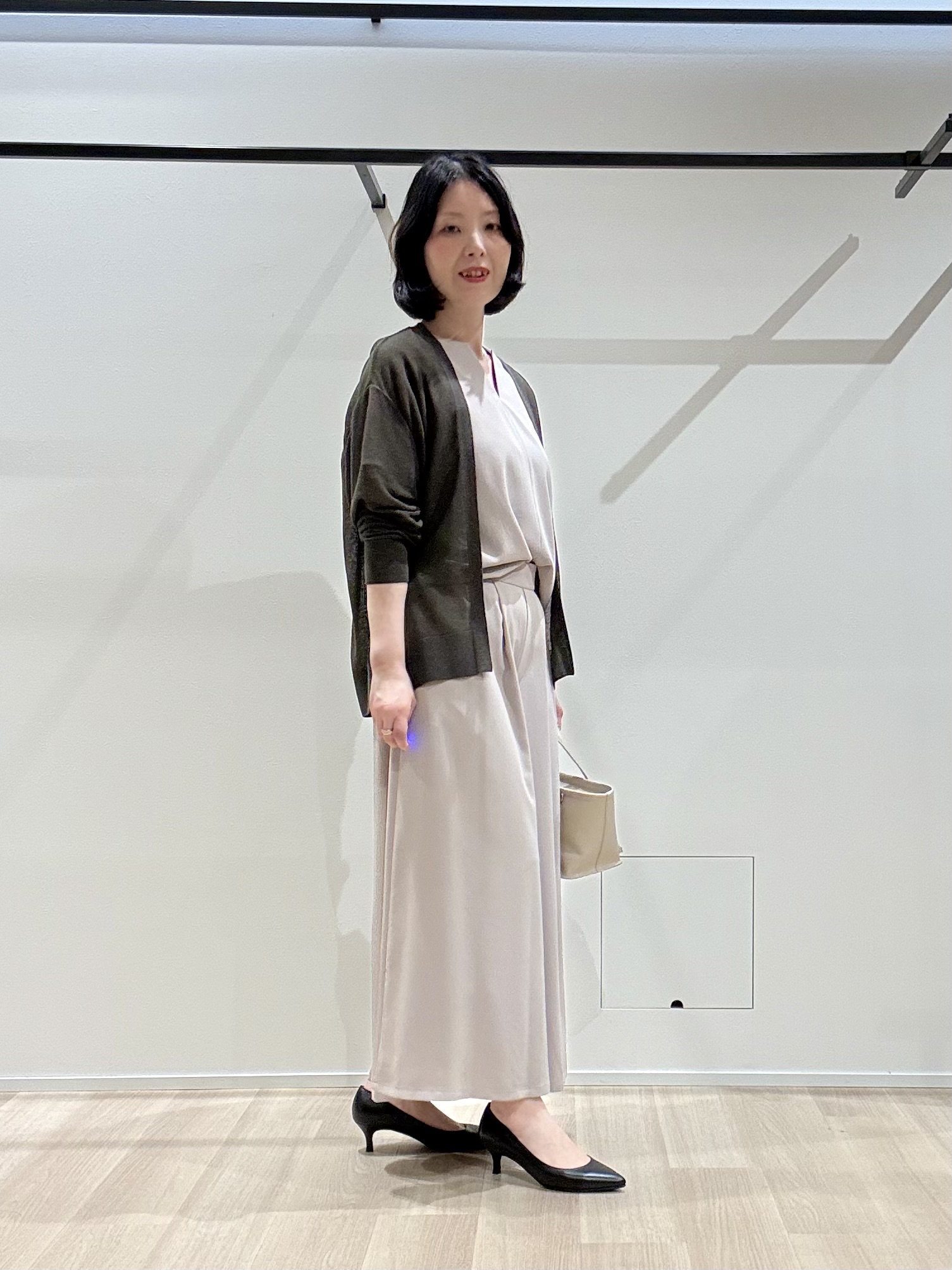 yさんの「UNTITLED｜【UV/接触冷感/セットアップ可】リラクシーキーVネックブラウス」を使ったコーディネート