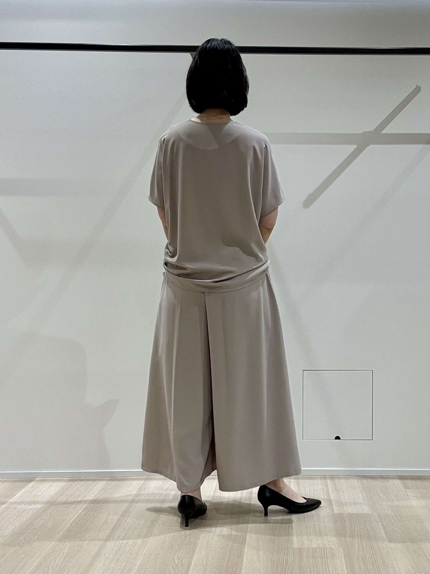yさんの「UNTITLED｜【UV/接触冷感/セットアップ可】リラクシーキーVネックブラウス」を使ったコーディネート