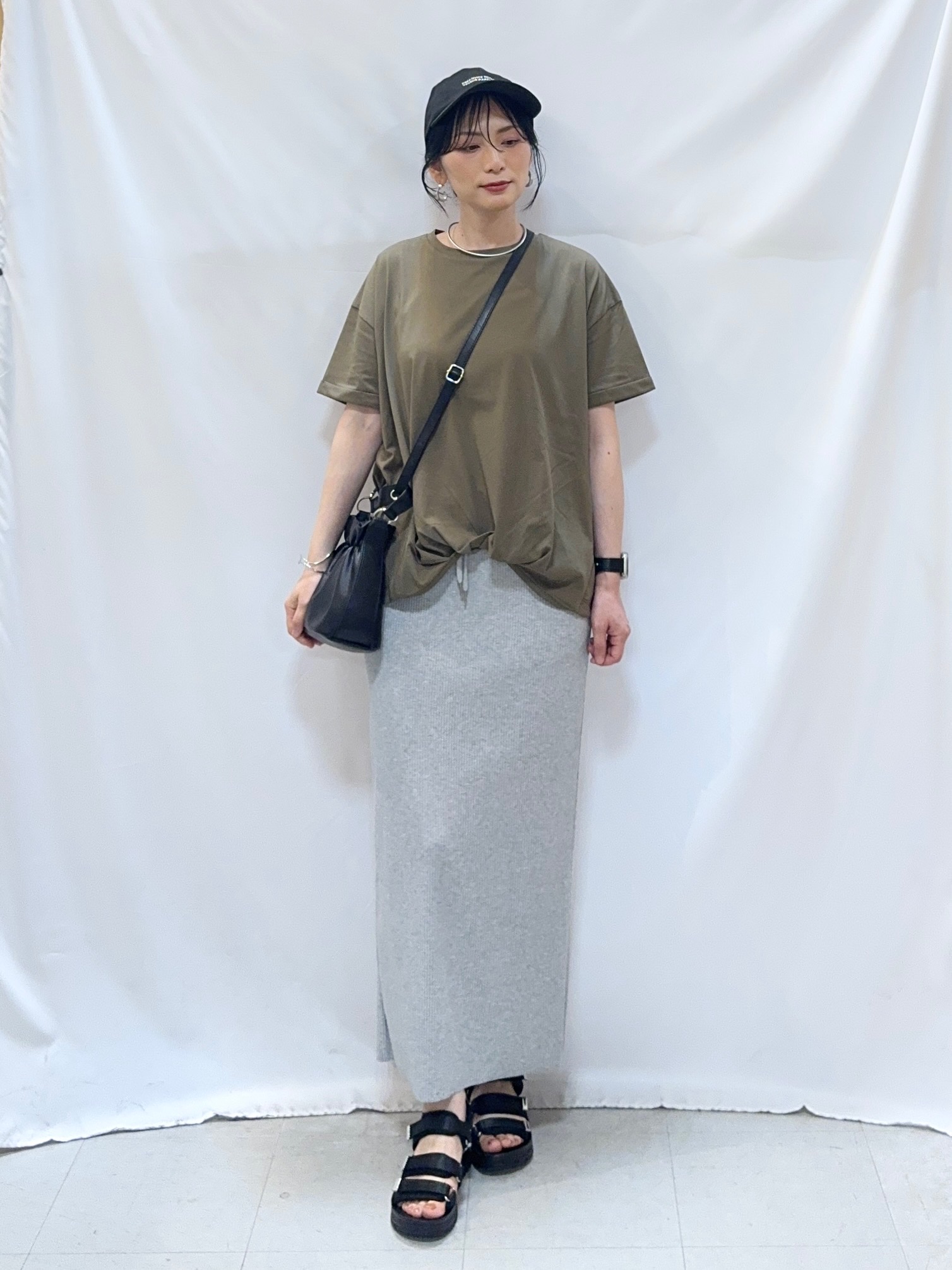 𝐇𝐢𝐫𝐨𝐦𝐢さんの「SHOO･LA･RUE｜【体型カバー/S-LL/洗濯機可】インせず決まる フロントタックデザインTシャツ」を使ったコーディネート