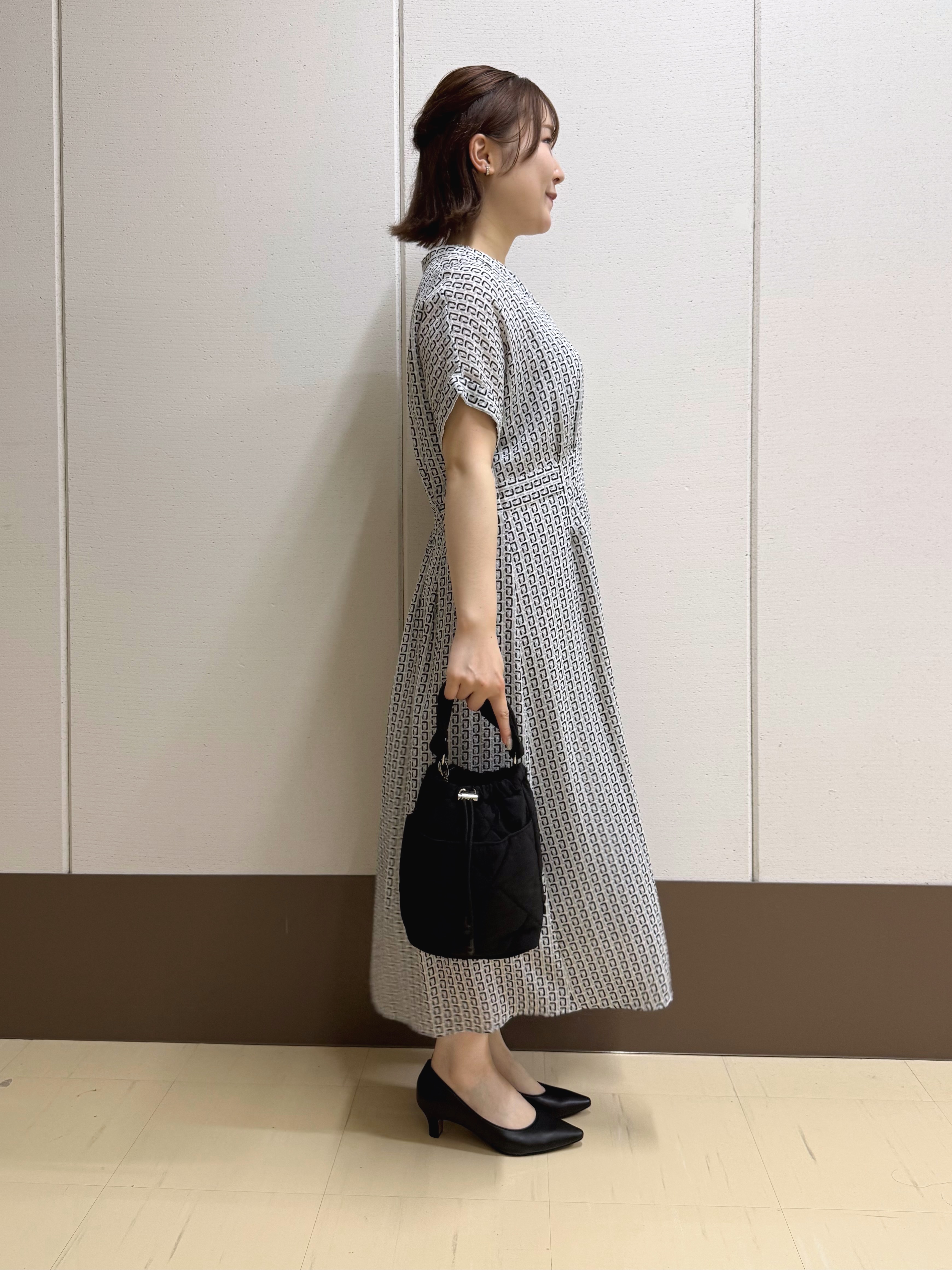Rikoさんの「INDIVI｜【洗える】無地＆チェーン柄 シャーリングサッカーワンピース」を使ったコーディネート
