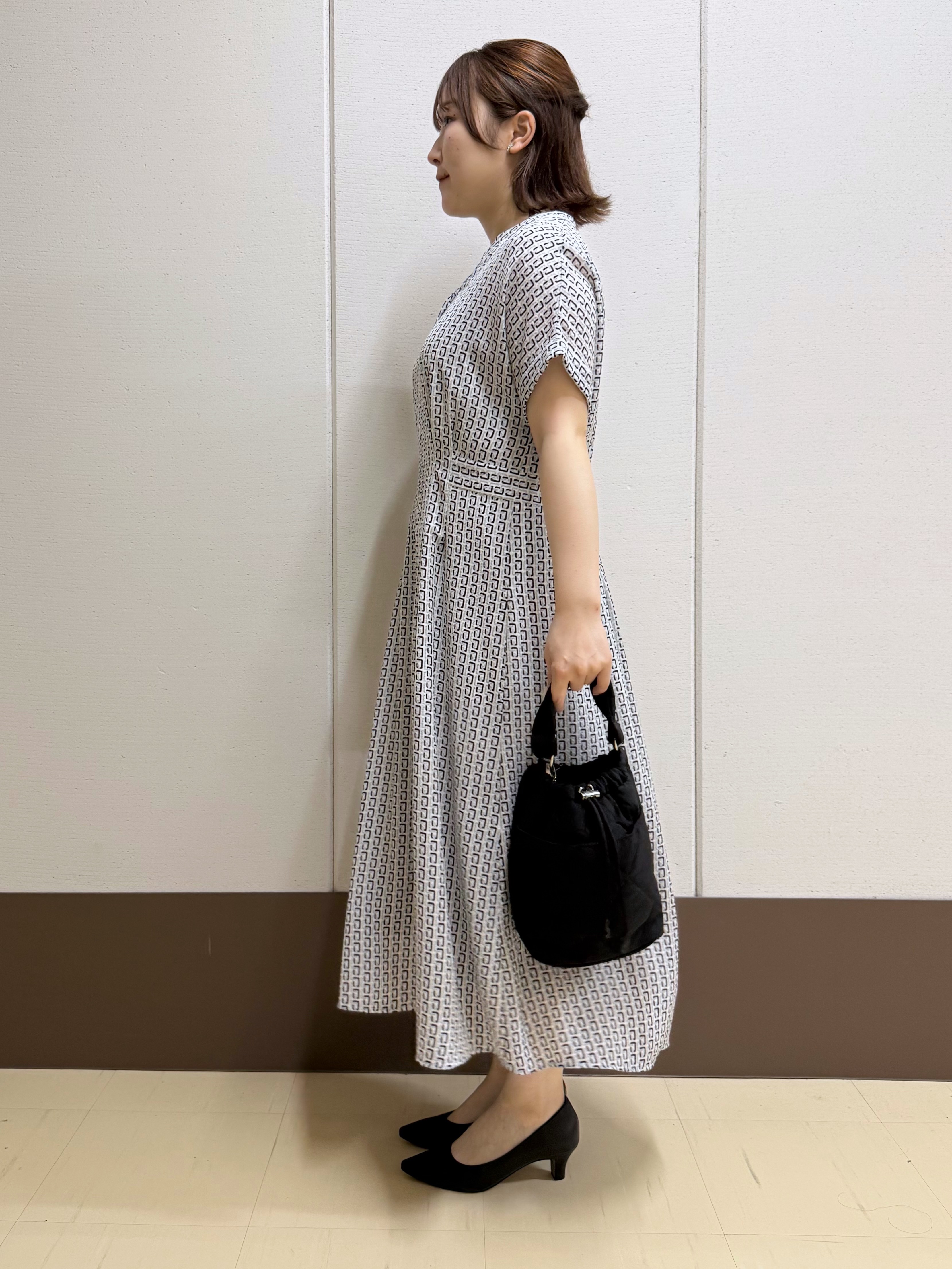 Rikoさんの「INDIVI｜【洗える】無地＆チェーン柄 シャーリングサッカーワンピース」を使ったコーディネート