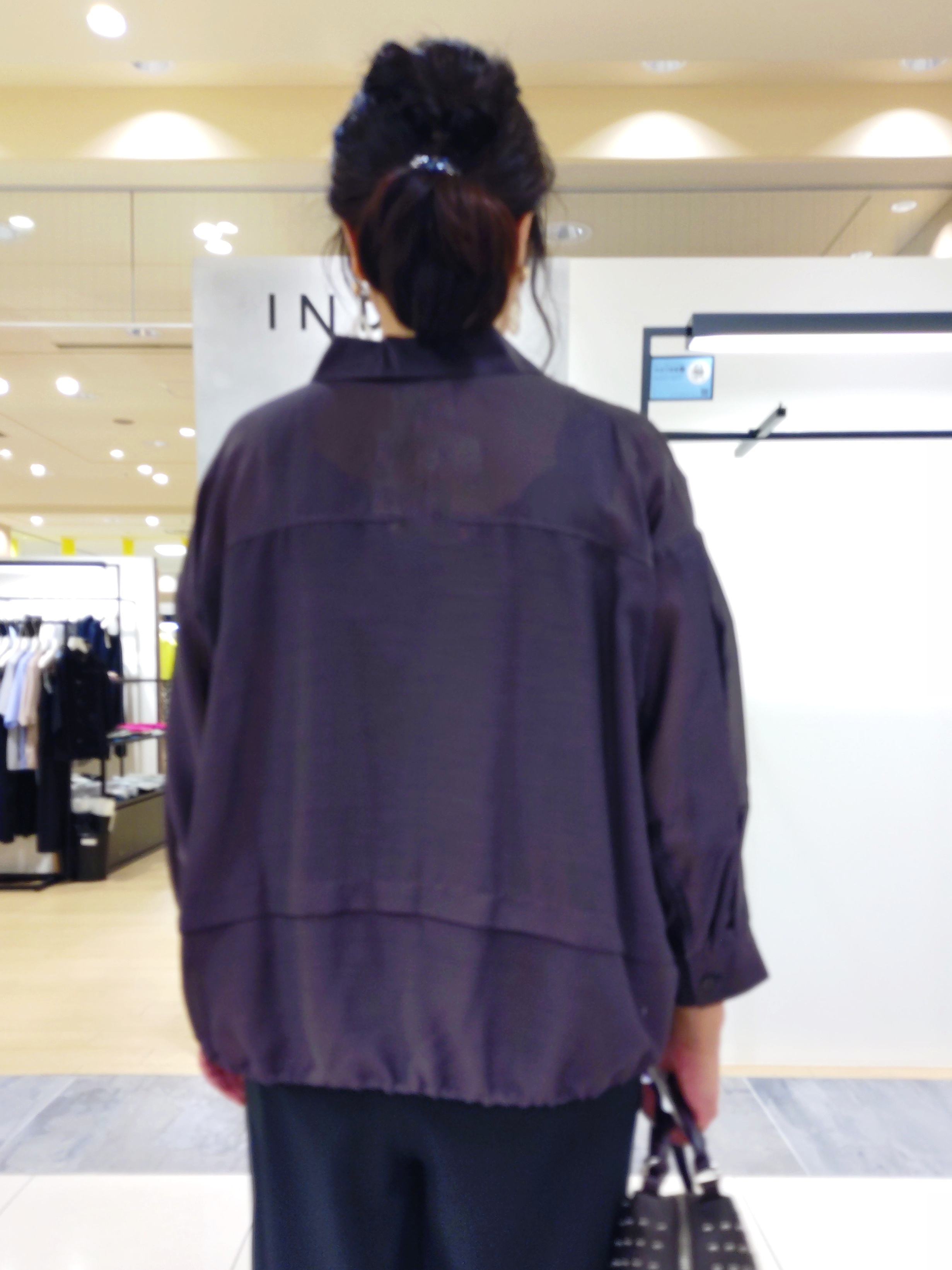 TOMOMIさんの「INDIVI｜【接触冷感／洗える／2WAY】ドロスト付 シアーシャンブレーシャツ」を使ったコーディネート