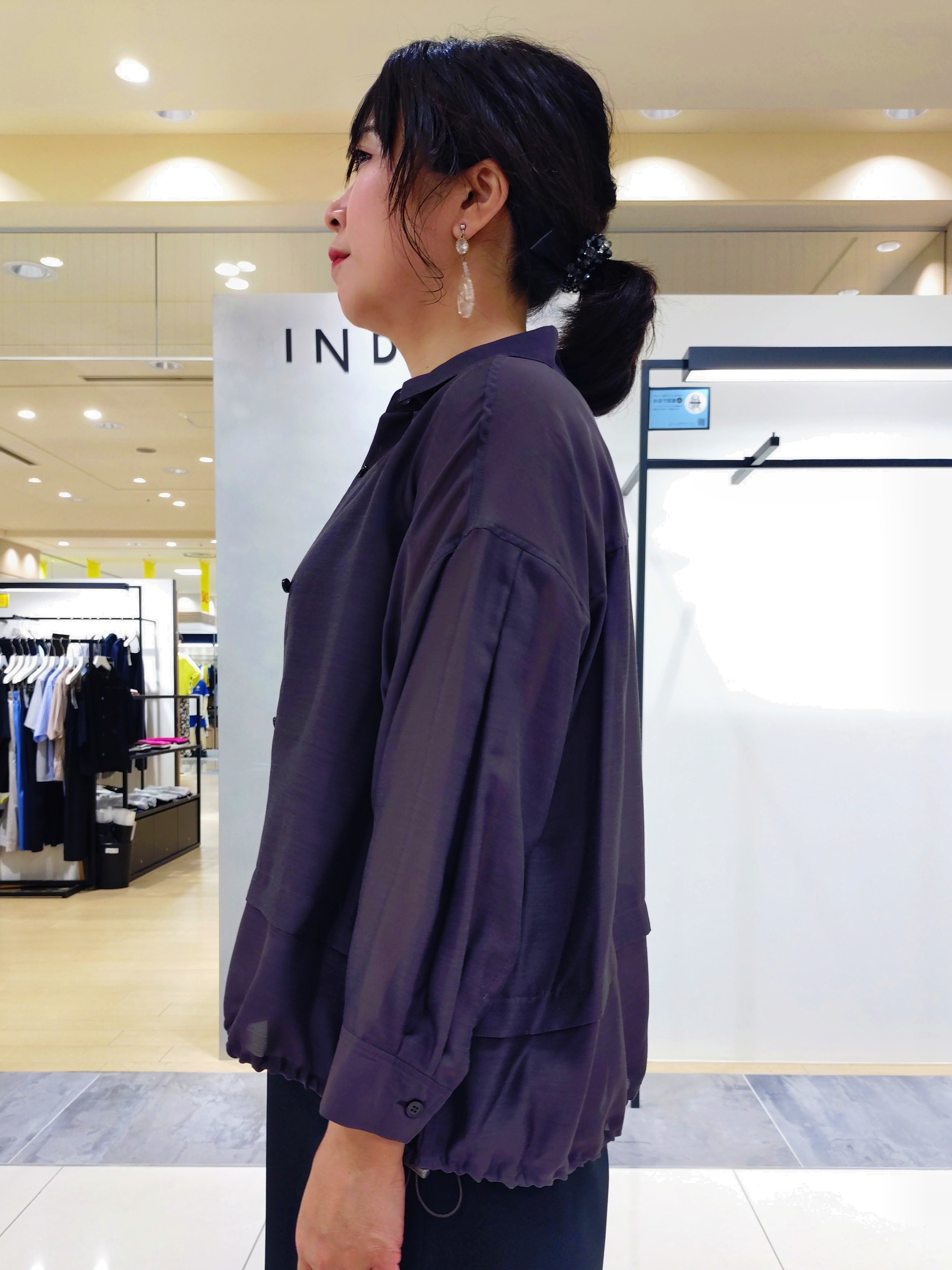 TOMOMIさんの「INDIVI｜【接触冷感／洗える／2WAY】ドロスト付 シアーシャンブレーシャツ」を使ったコーディネート