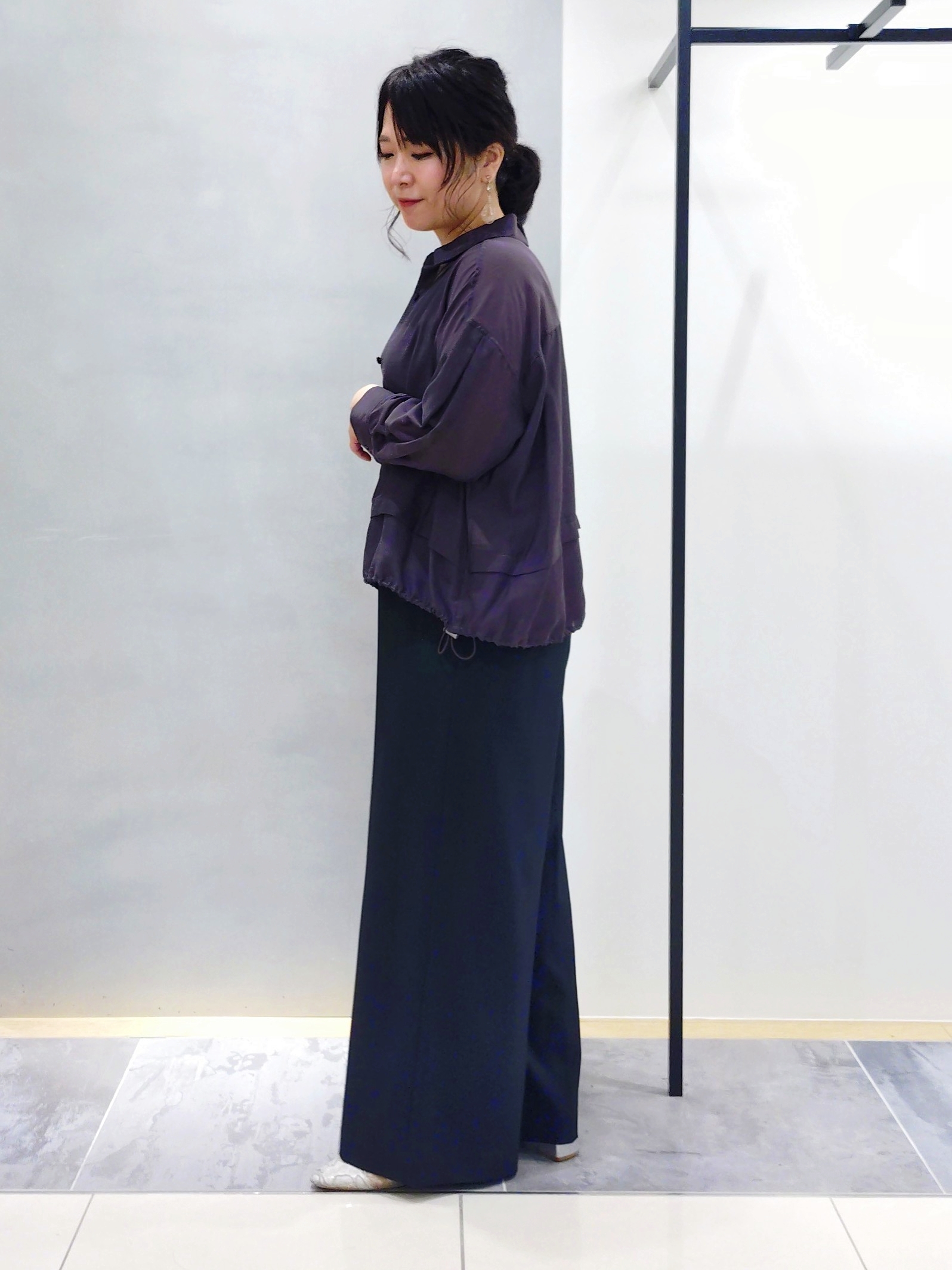 TOMOMIさんの「INDIVI｜【接触冷感／洗える／2WAY】ドロスト付 シアーシャンブレーシャツ」を使ったコーディネート