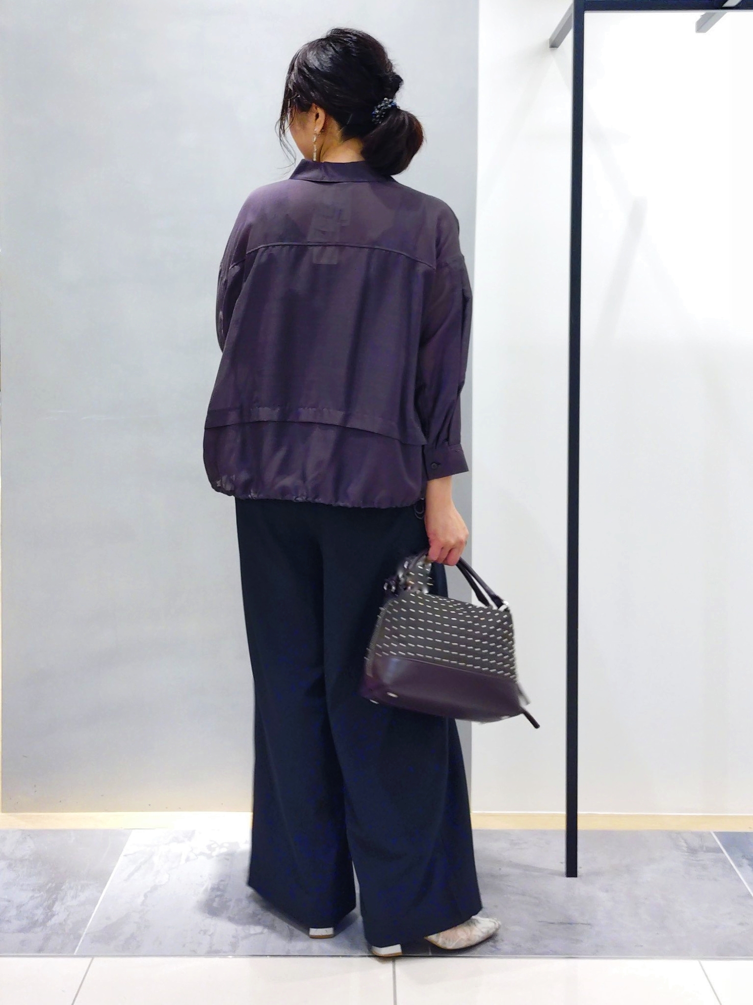 TOMOMIさんの「INDIVI｜【接触冷感／洗える／2WAY】ドロスト付 シアーシャンブレーシャツ」を使ったコーディネート