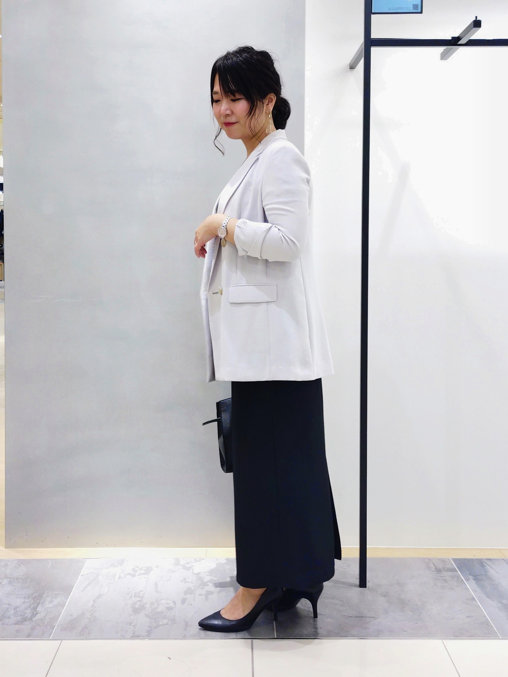 TOMOMIさんの「INDIVI｜【洗える／スーツインナー／UVケア】Vネックストライプブラウス」を使ったコーディネート