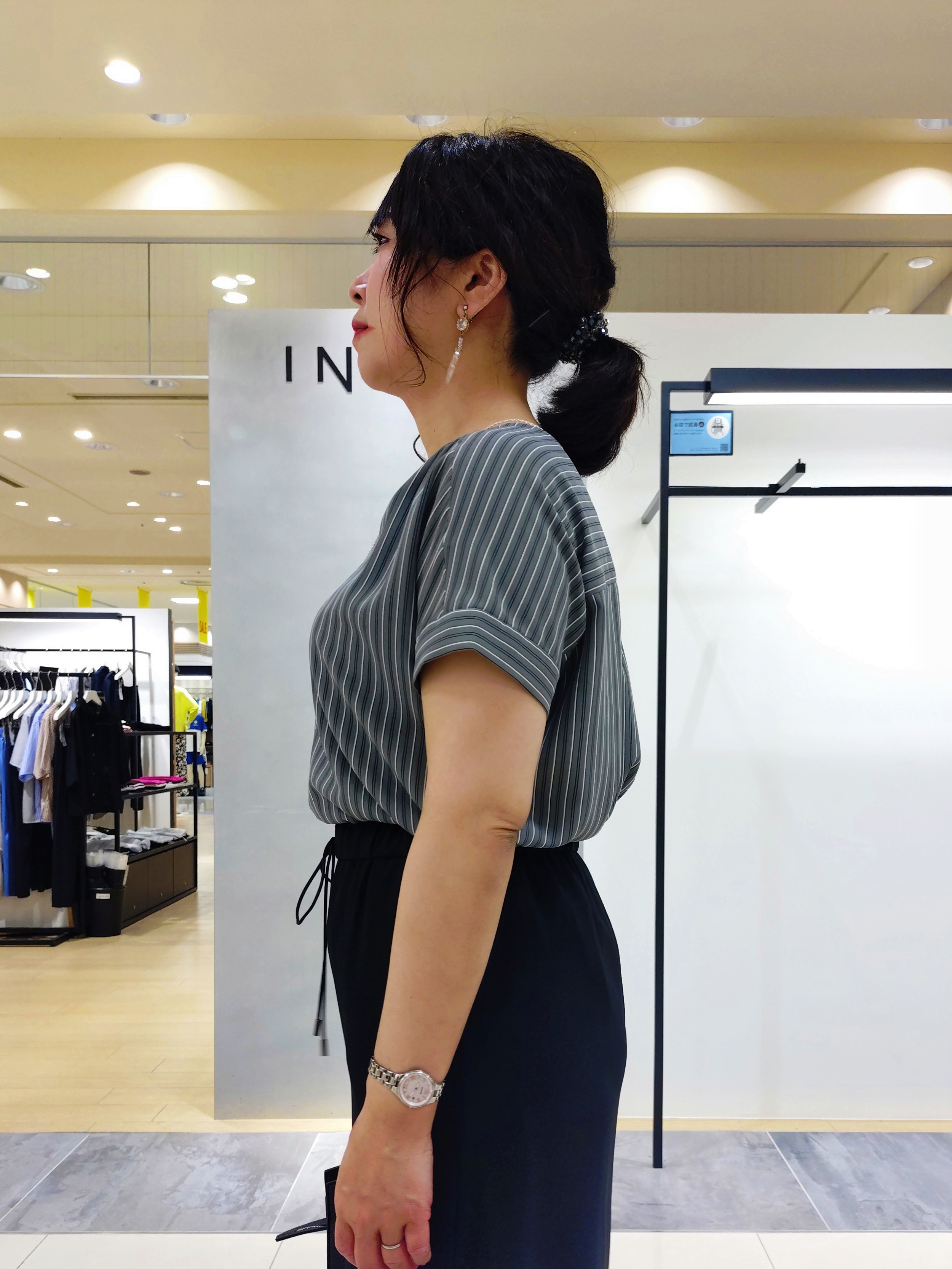 TOMOMIさんの「INDIVI｜【洗える／スーツインナー／UVケア】Vネックストライプブラウス」を使ったコーディネート