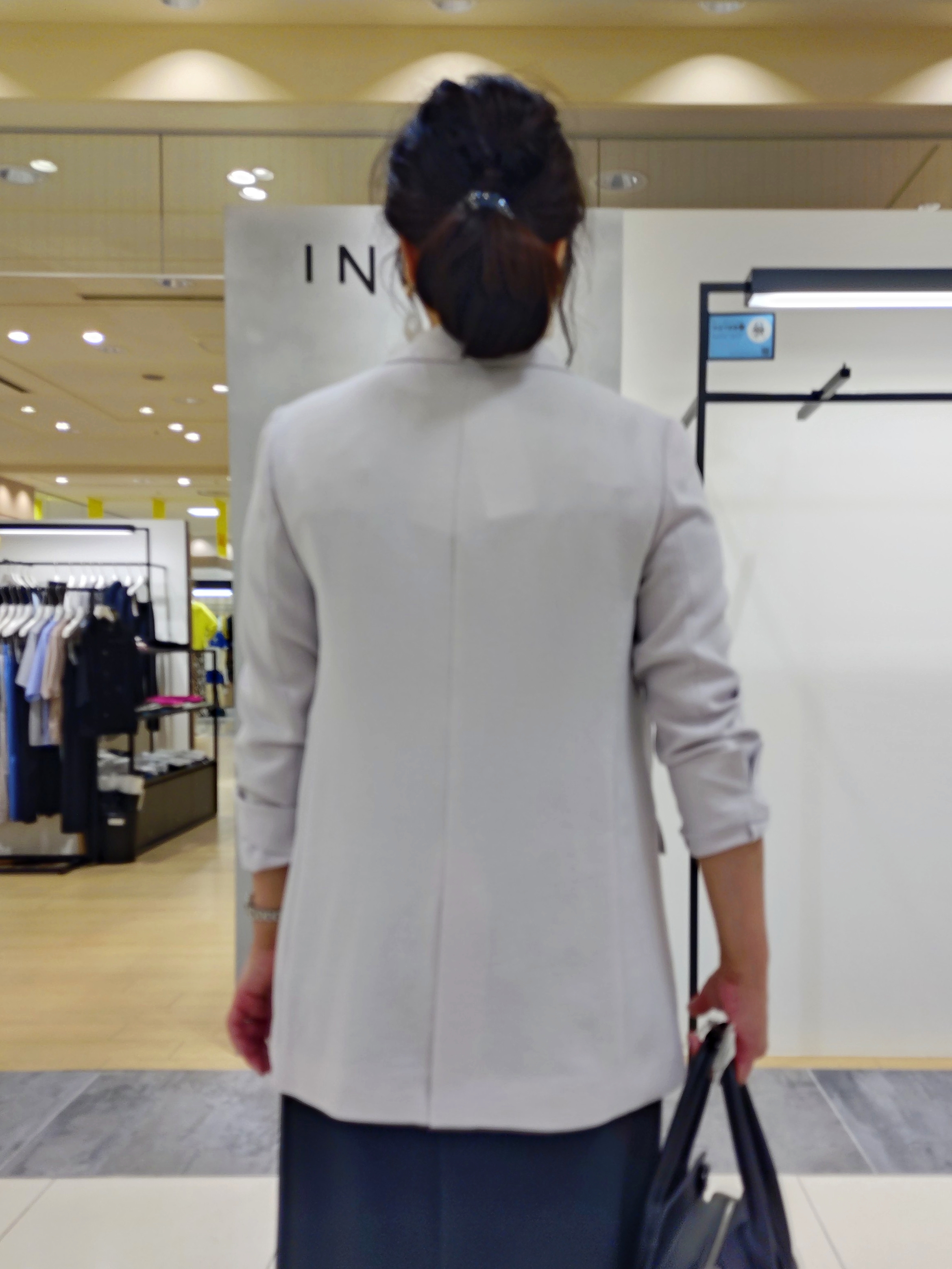 TOMOMIさんの「INDIVI｜【洗える／スーツインナー／UVケア】Vネックストライプブラウス」を使ったコーディネート