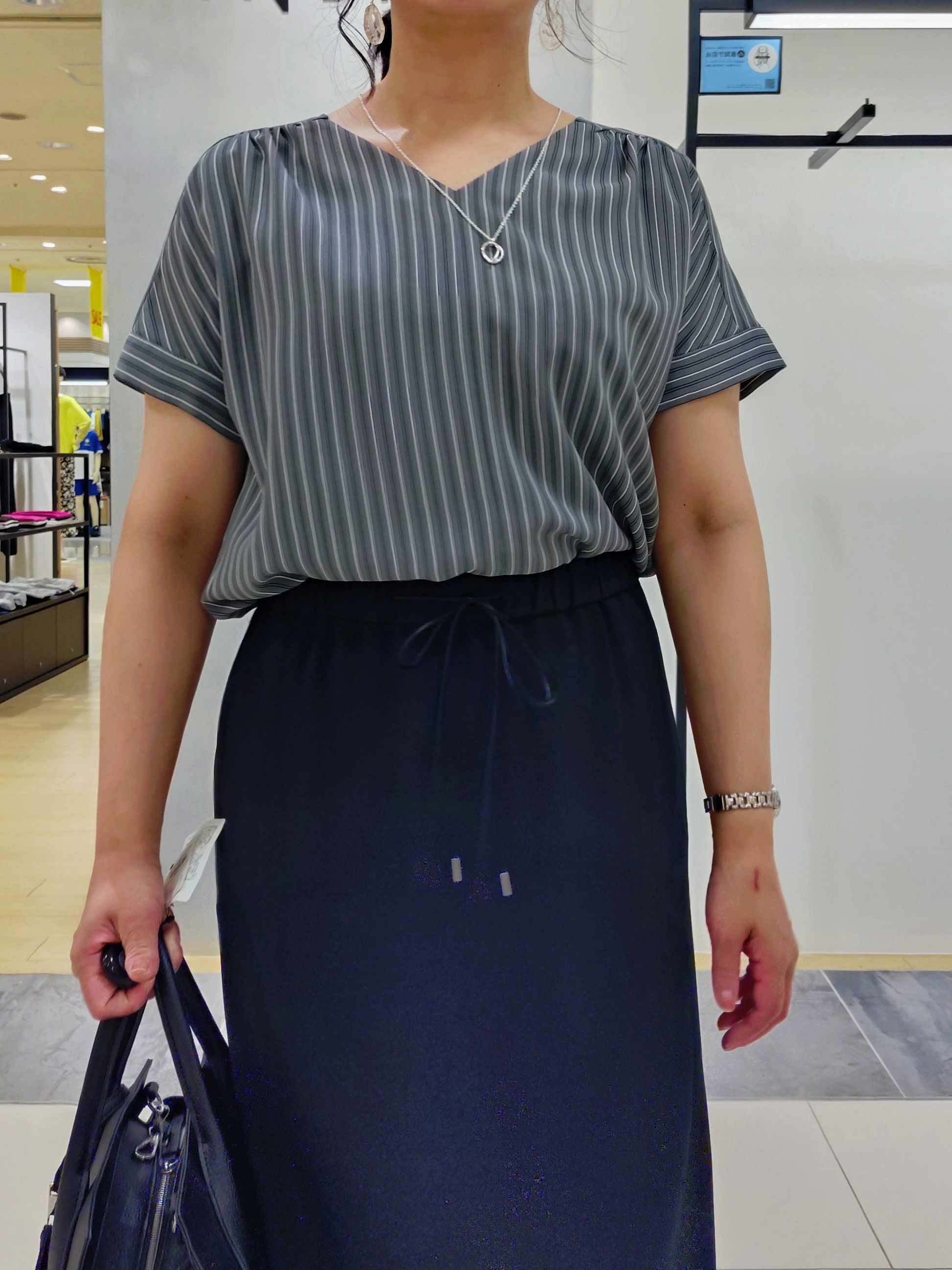 TOMOMIさんの「INDIVI｜【洗える／スーツインナー／UVケア】Vネックストライプブラウス」を使ったコーディネート