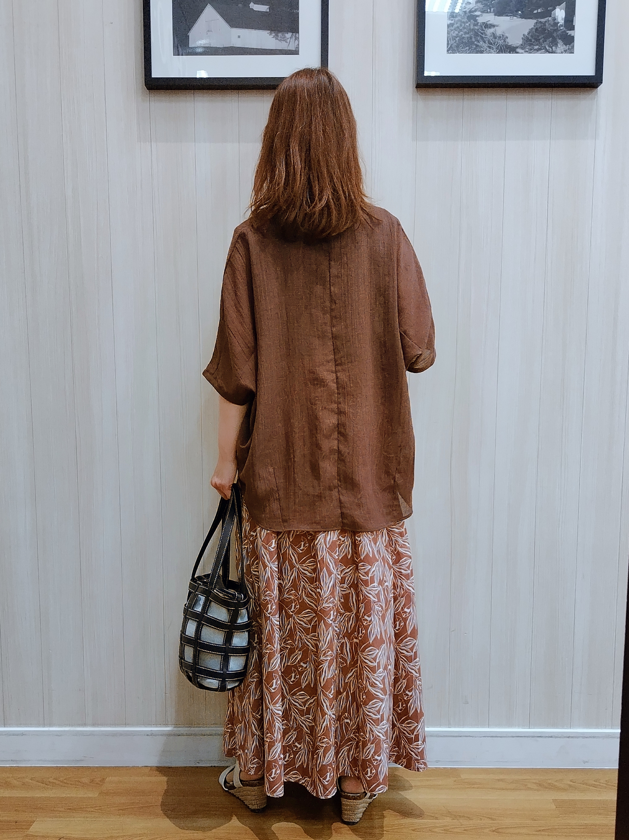 yseさんの「SHOO･LA･RUE｜【洗濯機可/選べる6色】程よいシアー感が涼し気 ゆったりワッシャードルマンブラウス」を使ったコーディネート