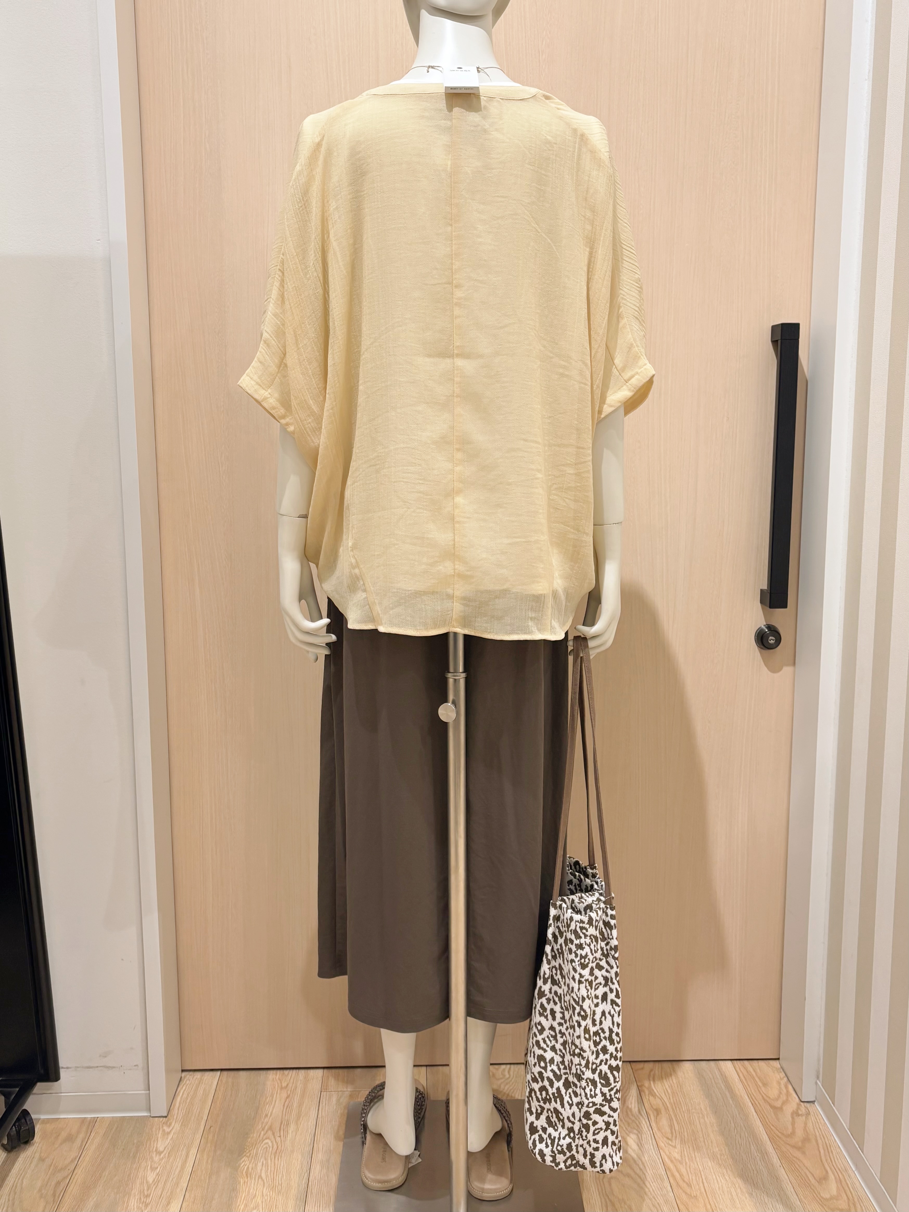 ayan oh!さんの「SHOO･LA･RUE｜【洗濯機可/選べる6色】程よいシアー感が涼し気 ゆったりワッシャードルマンブラウス」を使ったコーディネート