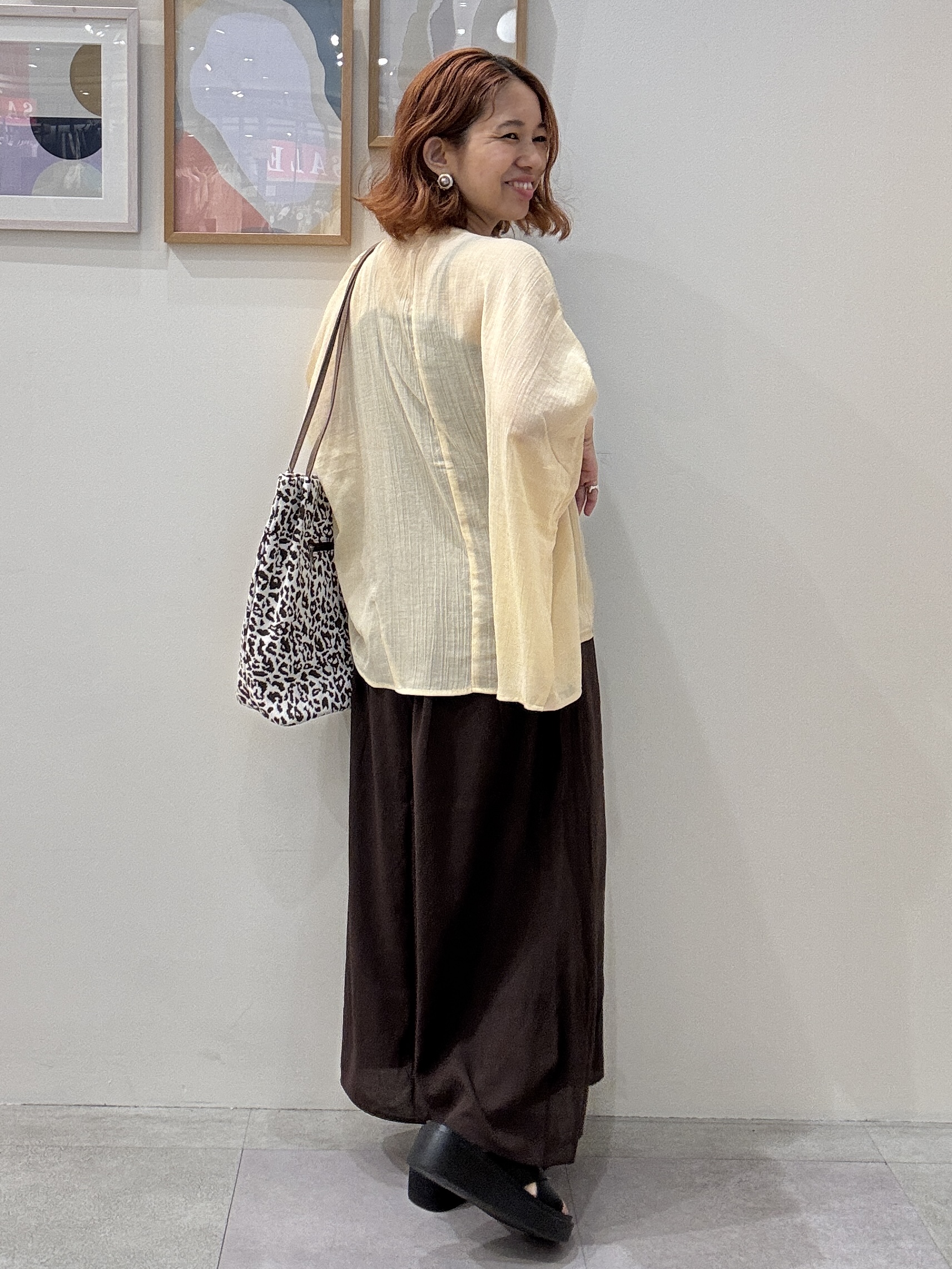 たけぴさんの「SHOO･LA･RUE｜【洗濯機可/選べる6色】程よいシアー感が涼し気 ゆったりワッシャードルマンブラウス」を使ったコーディネート