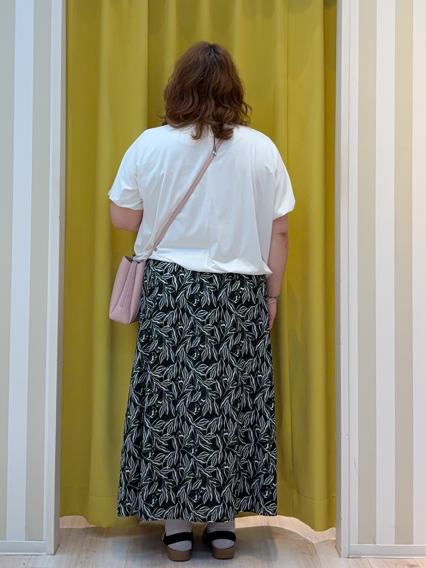 kotoさんさんの「SHOO･LA･RUE｜【洗濯機可/体型カバー】インせず着られる バルーンデザインTシャツ」を使ったコーディネート