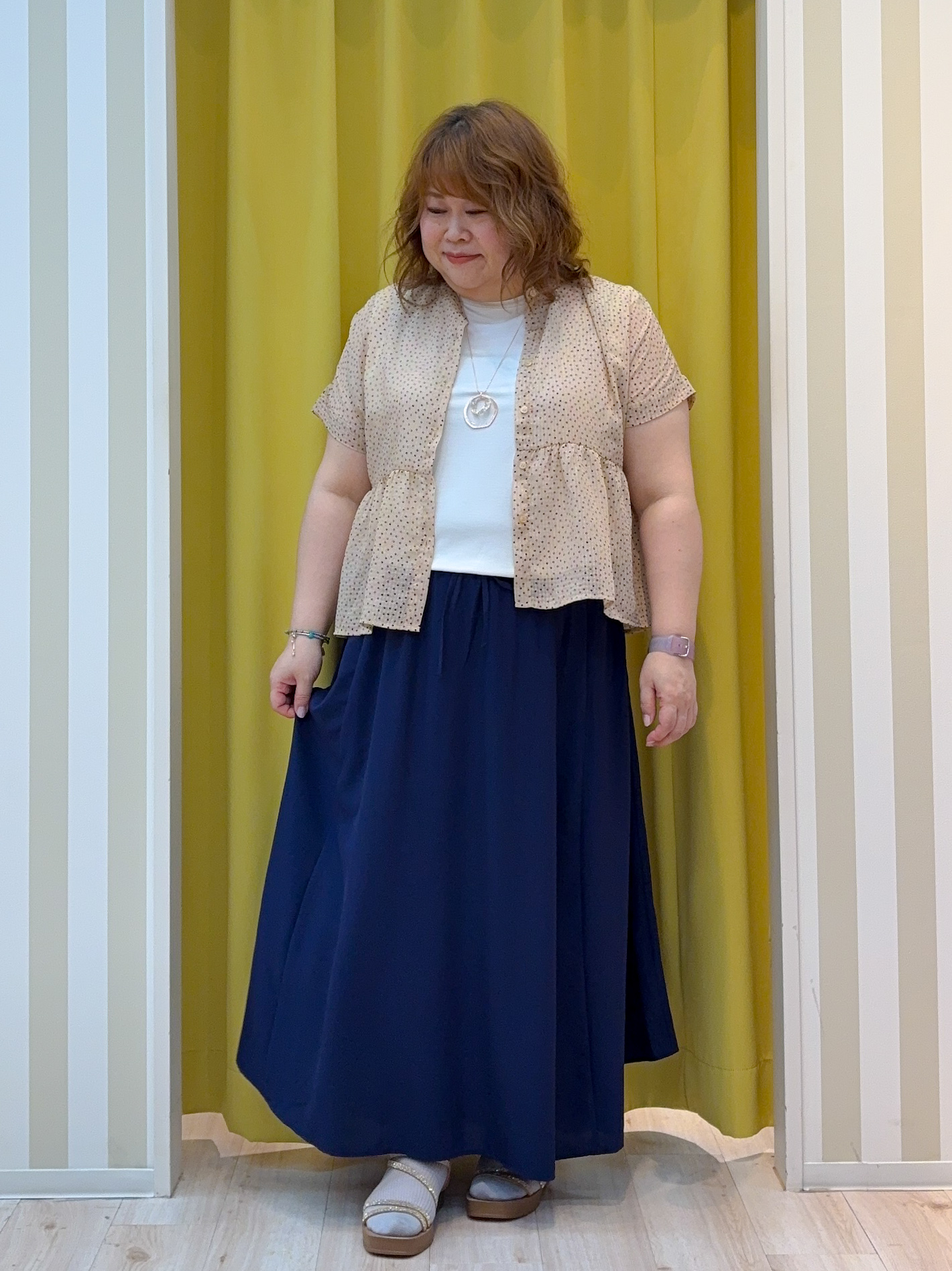 kotoさんさんの「SHOO･LA･RUE｜【体型カバー/洗濯機可】二の腕とお腹周りが隠せる シアーペプラムブラウス」を使ったコーディネート