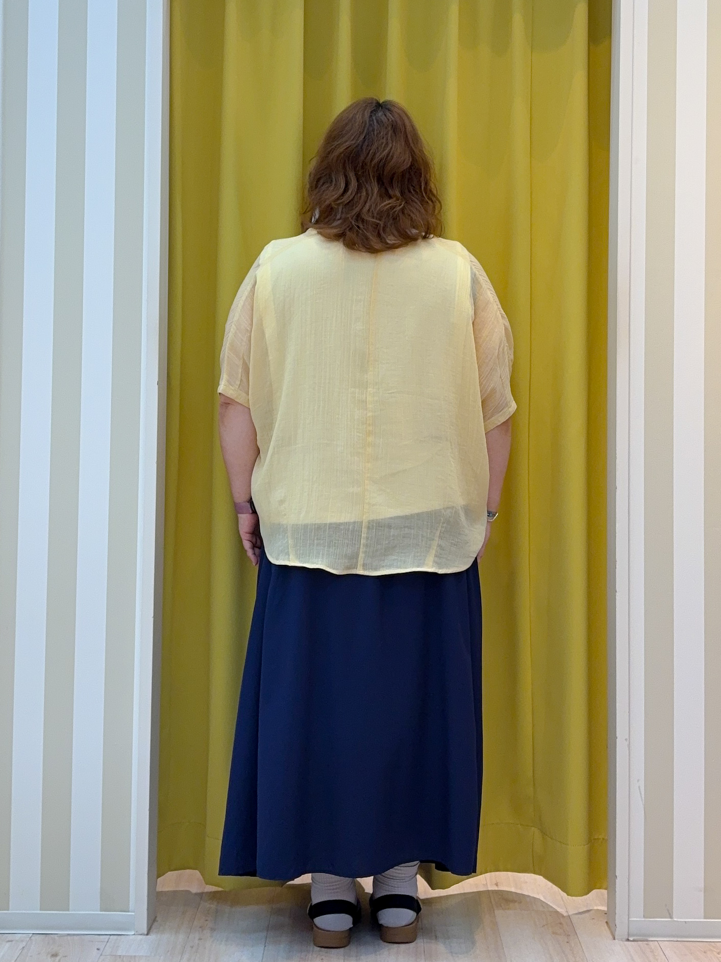 kotoさんさんの「SHOO･LA･RUE｜【洗濯機可/選べる6色】程よいシアー感が涼し気 ゆったりワッシャードルマンブラウス」を使ったコーディネート