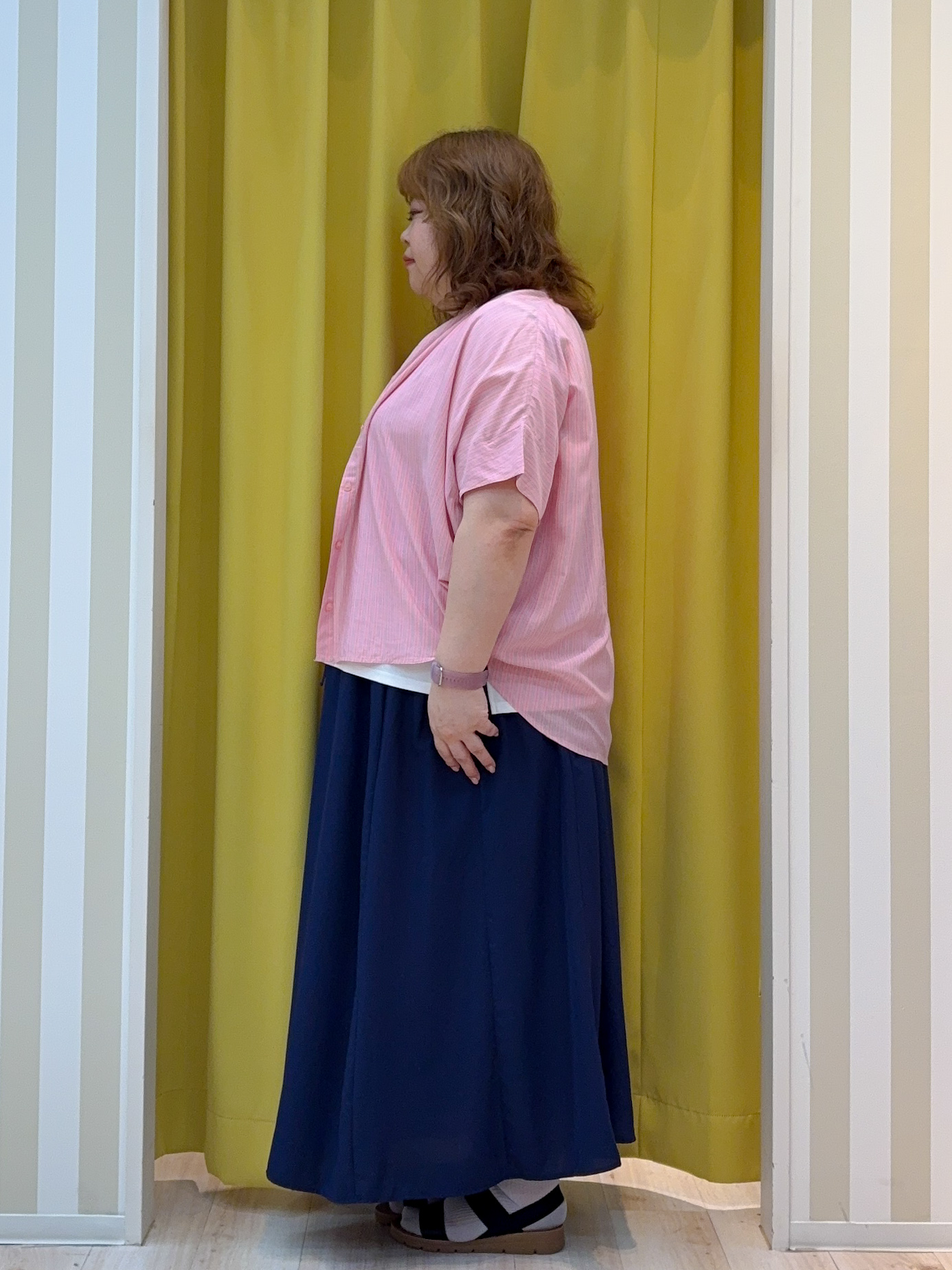 kotoさんさんの「SHOO･LA･RUE｜【洗濯機可/体型カバー】二の腕隠れる ゆるっとドルマンバンドカラーシャツ」を使ったコーディネート