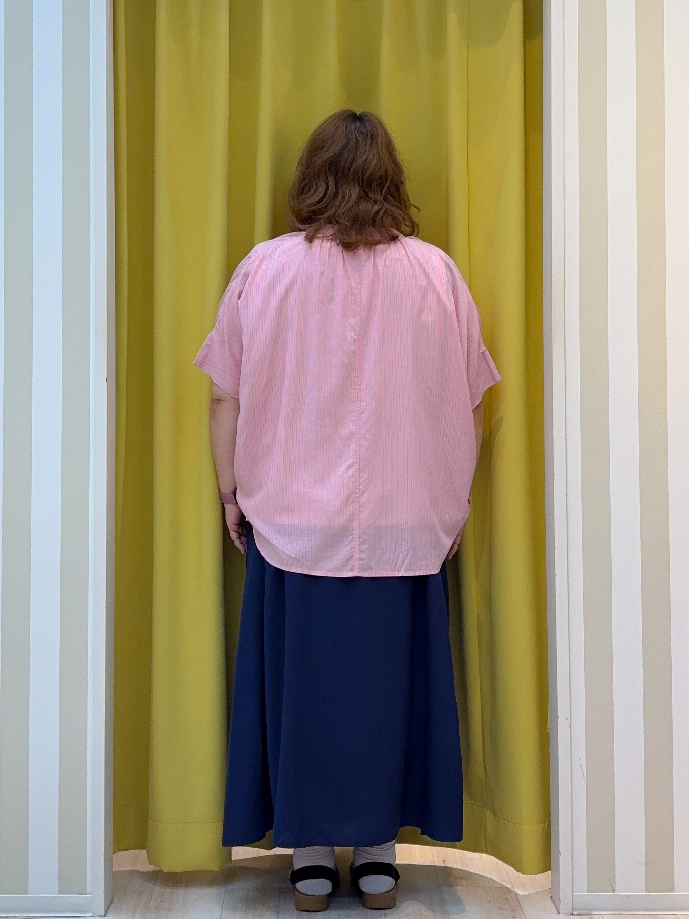 kotoさんさんの「SHOO･LA･RUE｜【洗濯機可/体型カバー】二の腕隠れる ゆるっとドルマンバンドカラーシャツ」を使ったコーディネート
