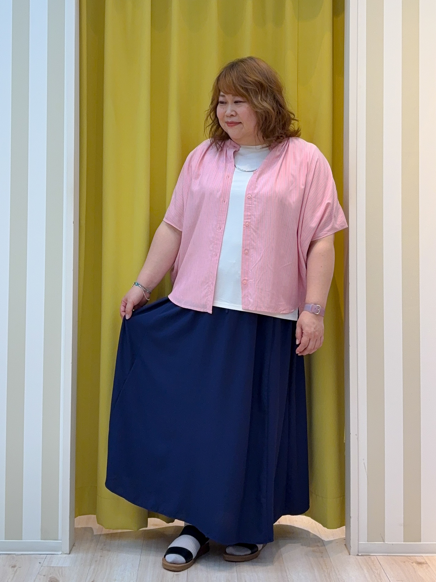 kotoさんさんの「SHOO･LA･RUE｜【洗濯機可/体型カバー】二の腕隠れる ゆるっとドルマンバンドカラーシャツ」を使ったコーディネート