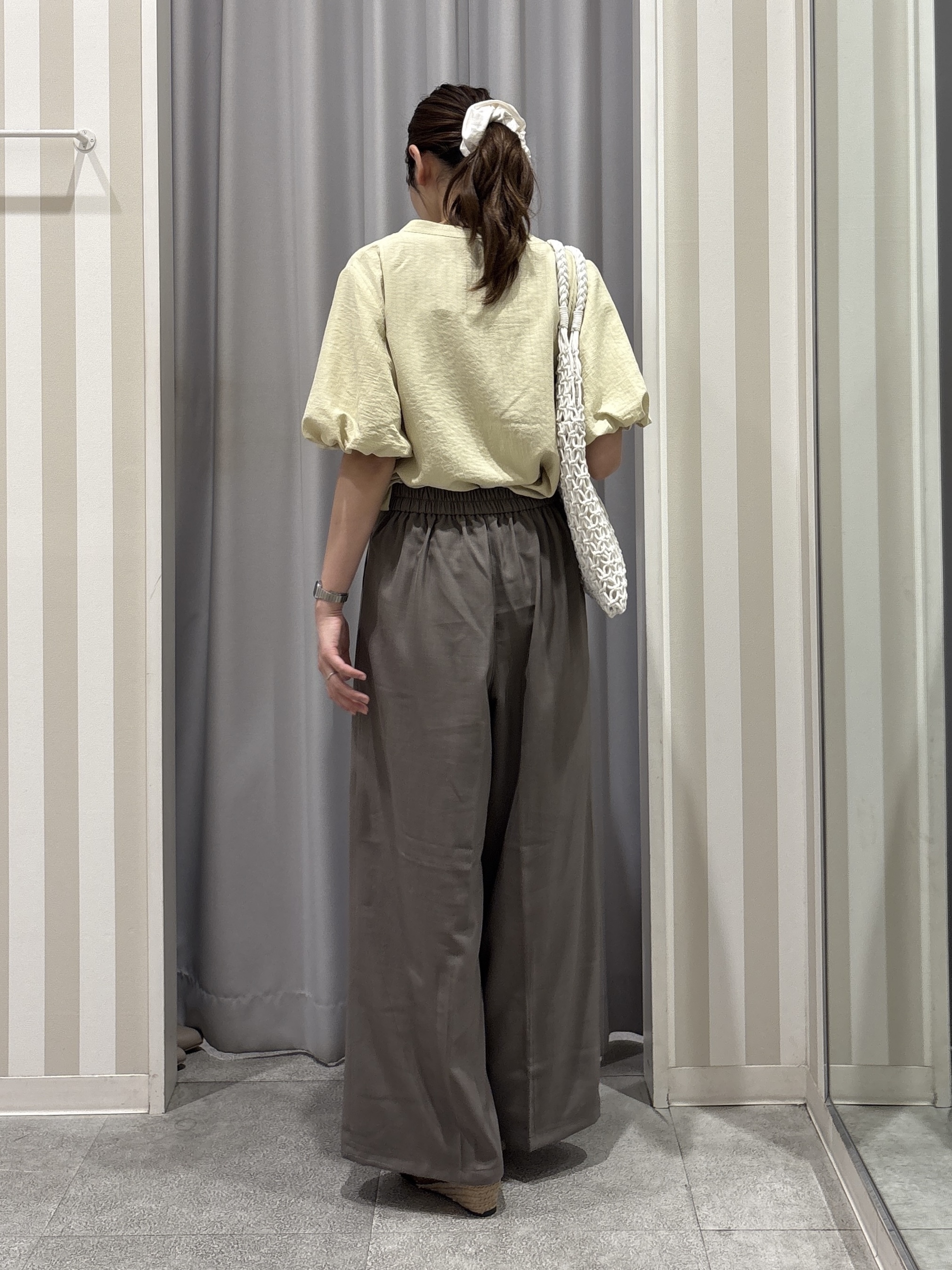 Rikaさんの「SHOO･LA･RUE｜【洗濯機可】バルーンスリーブで二の腕カバー キーネック5分袖ブラウス」を使ったコーディネート