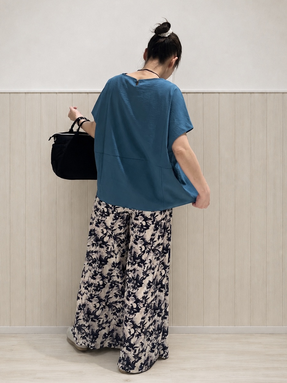 まつみさんの「SHOO･LA･RUE｜【洗濯機可/セットアップ可】軽凛(かろりん) シンプル上品 切替コクーントップス」を使ったコーディネート