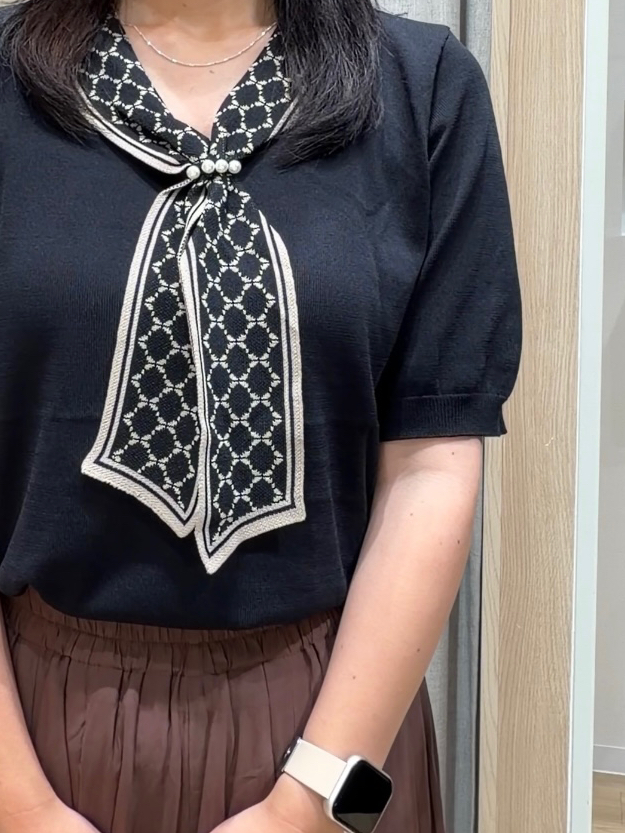 Fumikaさんの「grove｜【大人気アイテム5分袖で登場！】スカーフ柄ボウタイ五分袖ニットプルオーバ―」を使ったコーディネート