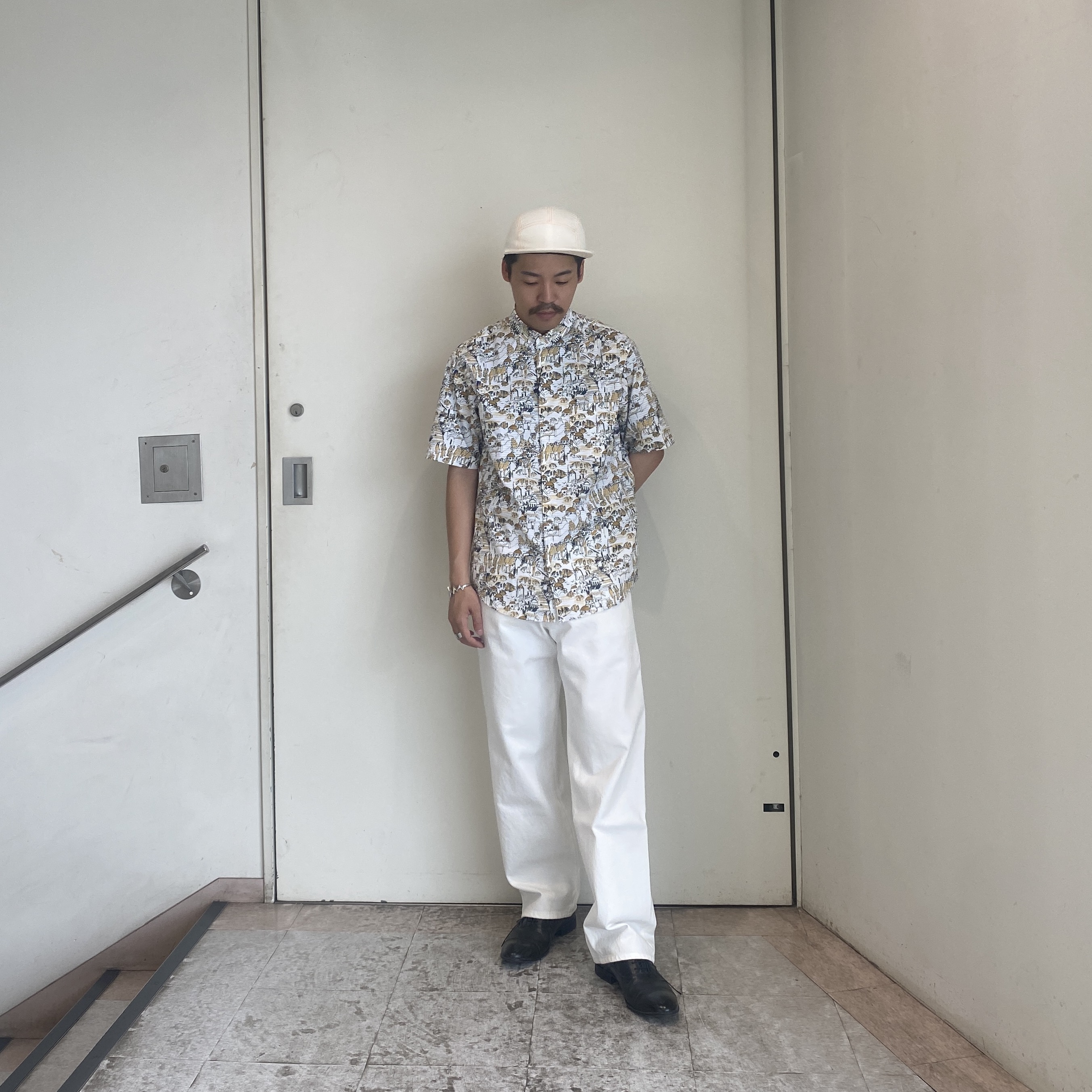 石井友也さんの「TAKEO KIKUCHI｜【日本製】DotAir（R）リゾートプリント半袖シャツ」を使ったコーディネート