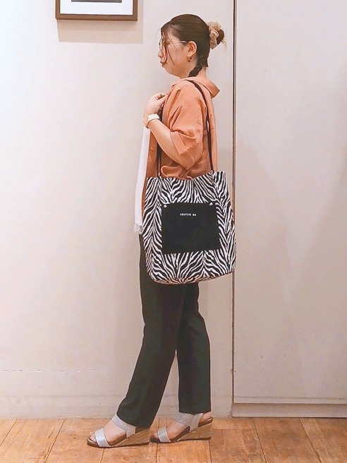 Riranさんの「SHOO･LA･RUE｜【洗濯後しわになりにくい/体型カバー】二の腕も隠せる　お袖ロールアップ半袖シャツ」を使ったコーディネート