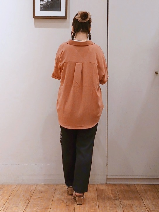 Riranさんの「SHOO･LA･RUE｜【洗濯後しわになりにくい/体型カバー】二の腕も隠せる　お袖ロールアップ半袖シャツ」を使ったコーディネート