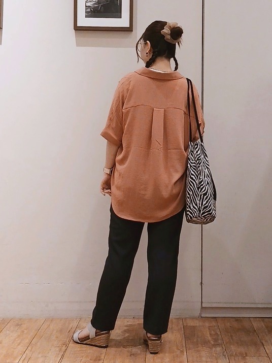 Riranさんの「SHOO･LA･RUE｜【洗濯後しわになりにくい/体型カバー】二の腕も隠せる　お袖ロールアップ半袖シャツ」を使ったコーディネート