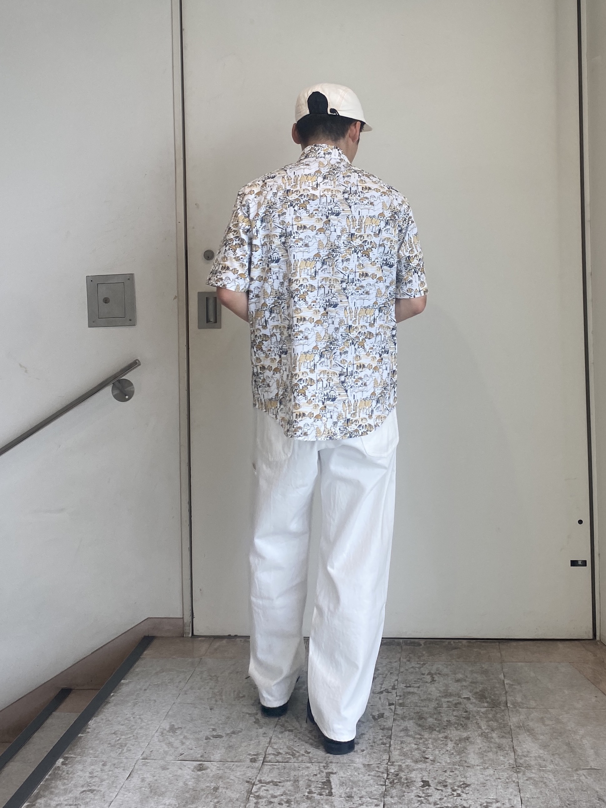石井友也さんの「TAKEO KIKUCHI｜【日本製】DotAir（R）リゾートプリント半袖シャツ」を使ったコーディネート