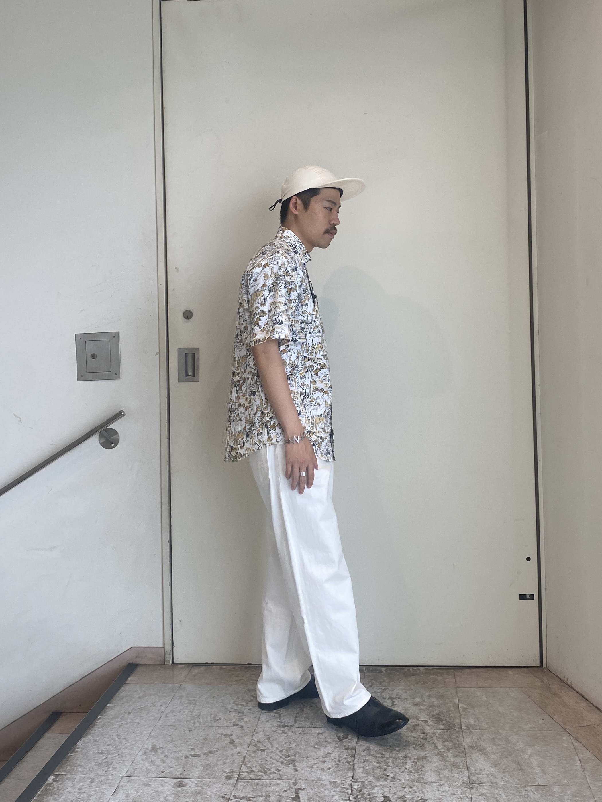 石井友也さんの「TAKEO KIKUCHI｜【日本製】DotAir（R）リゾートプリント半袖シャツ」を使ったコーディネート