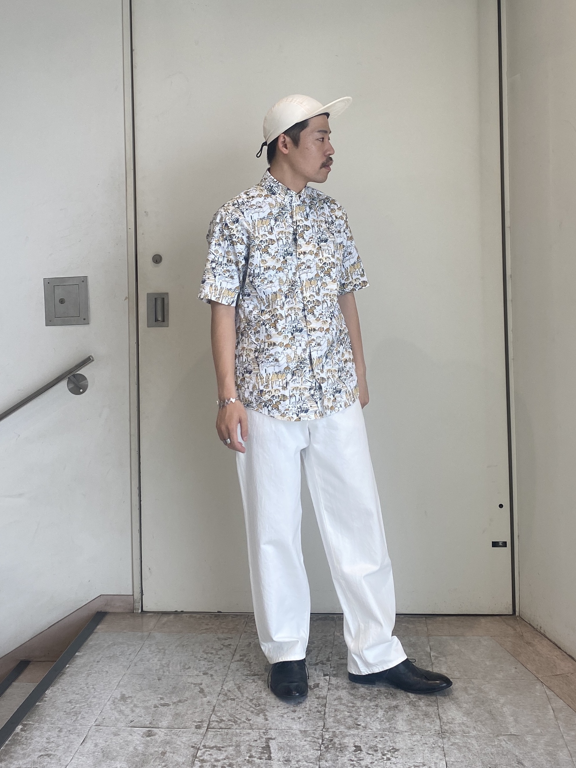 石井友也さんの「TAKEO KIKUCHI｜【日本製】DotAir（R）リゾートプリント半袖シャツ」を使ったコーディネート