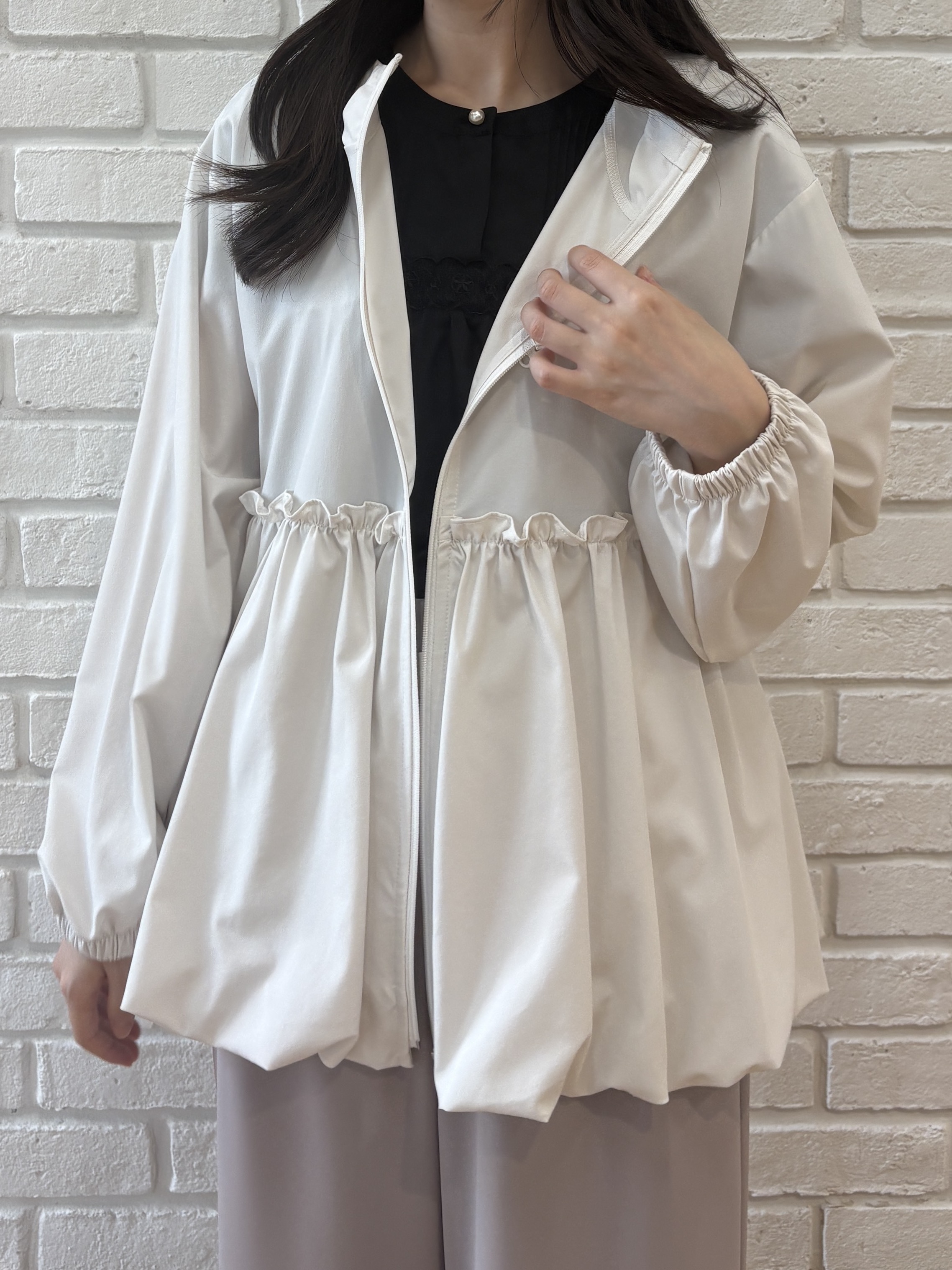 AOIさんの「Couture brooch｜【UVカット・吸水速乾・撥水加工】フリル ラッシュガード」を使ったコーディネート